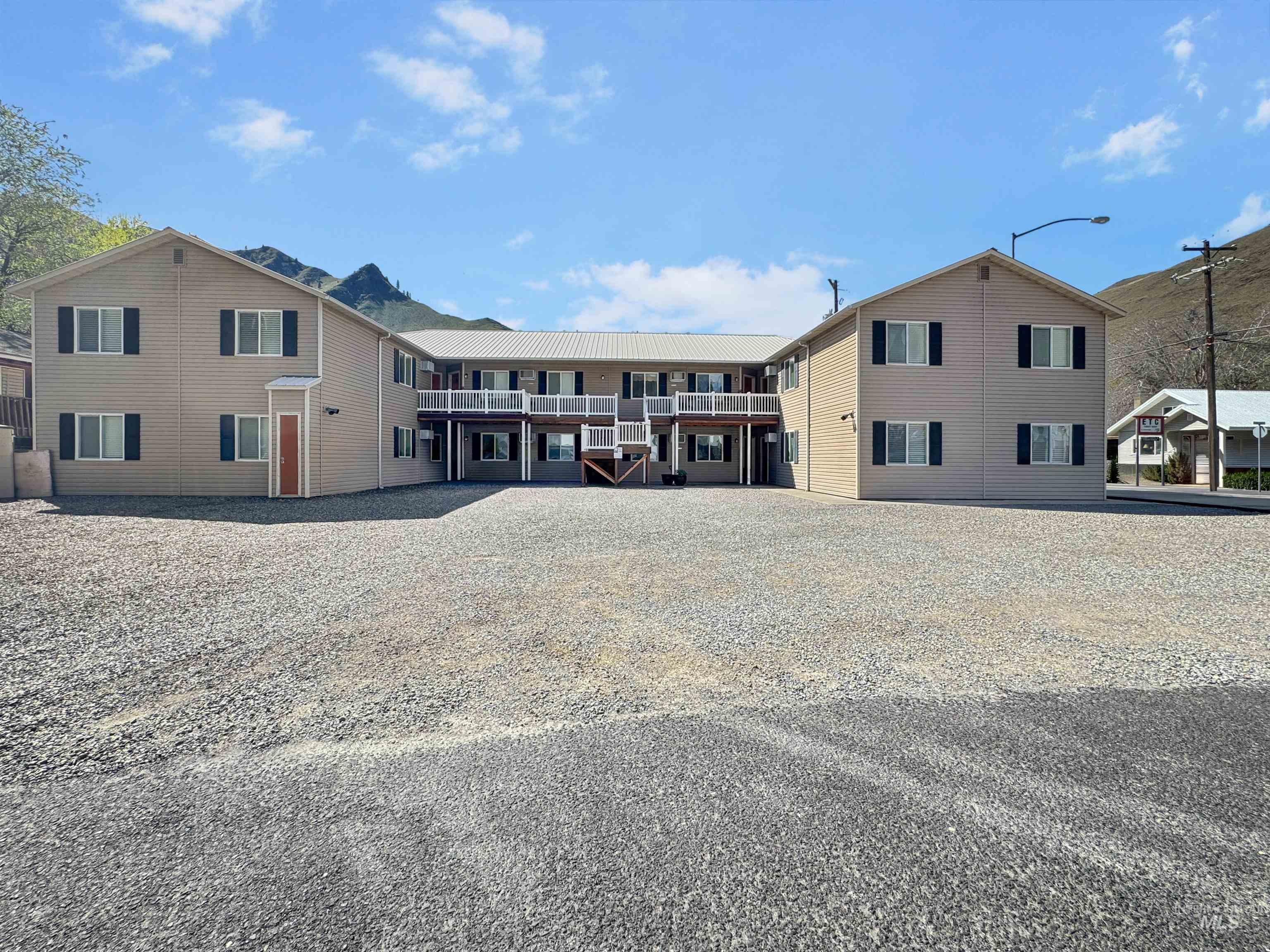 300 S Main Property Photo 1
