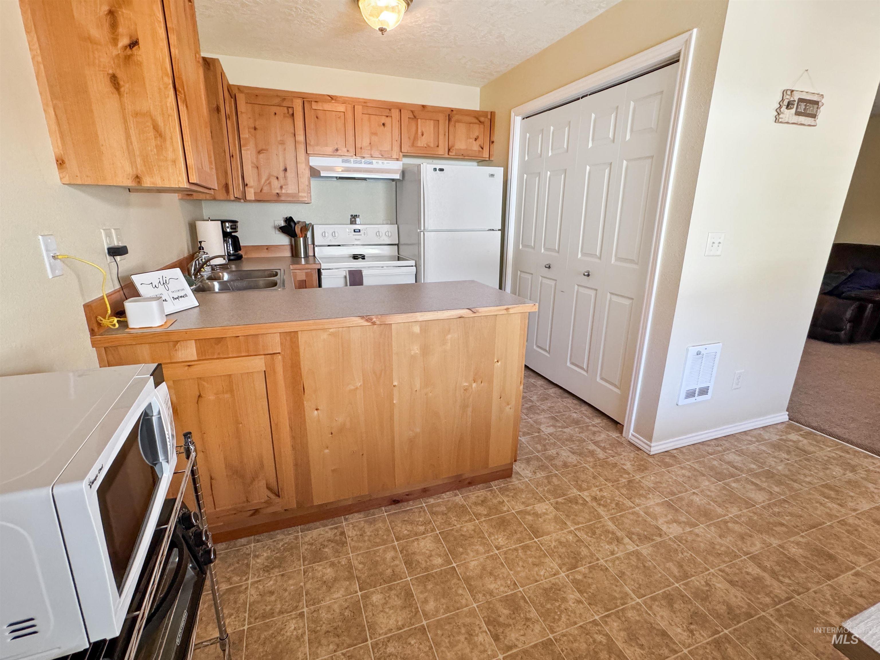 300 S Main Property Photo 2