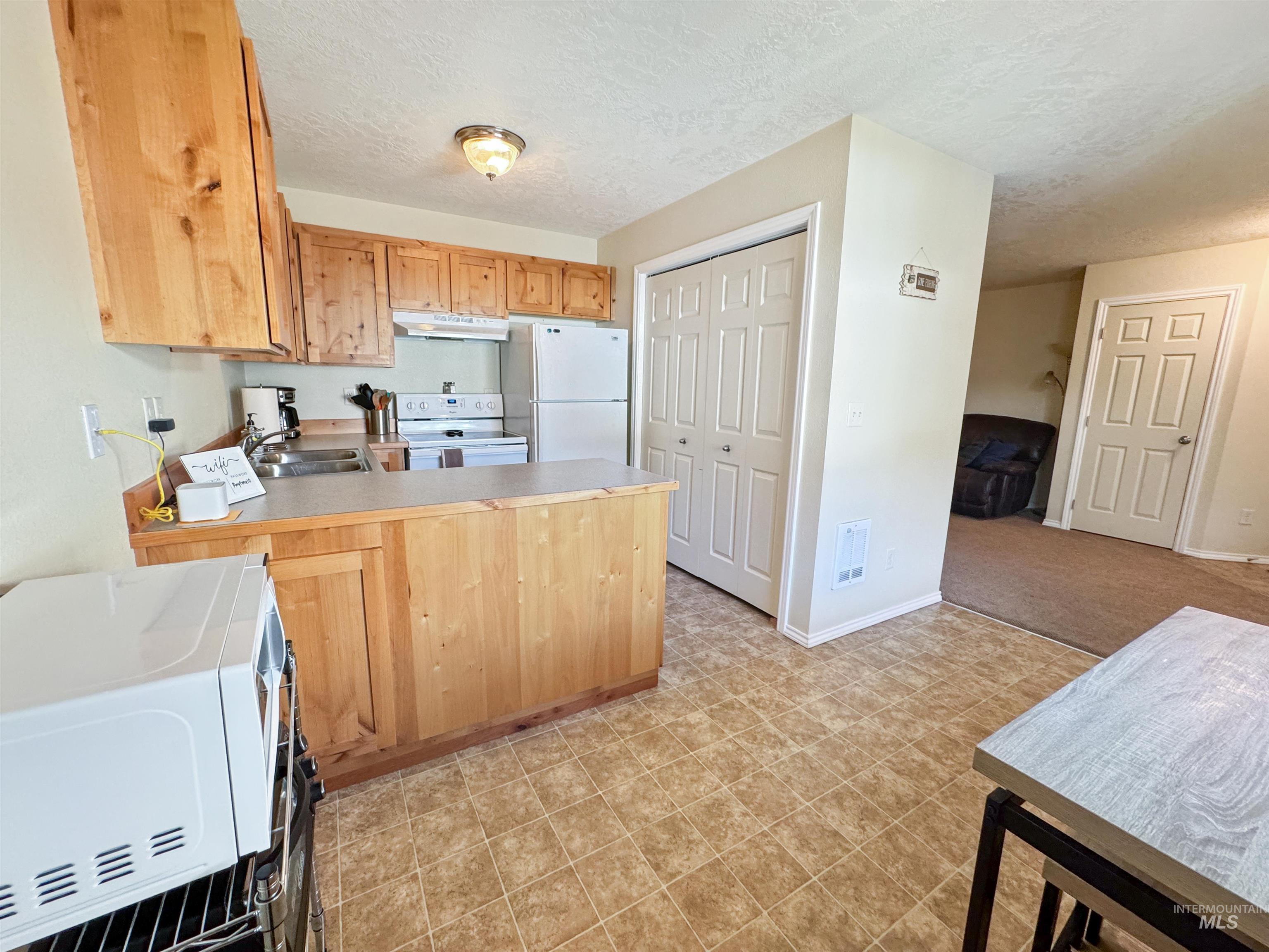300 S Main Property Photo 4