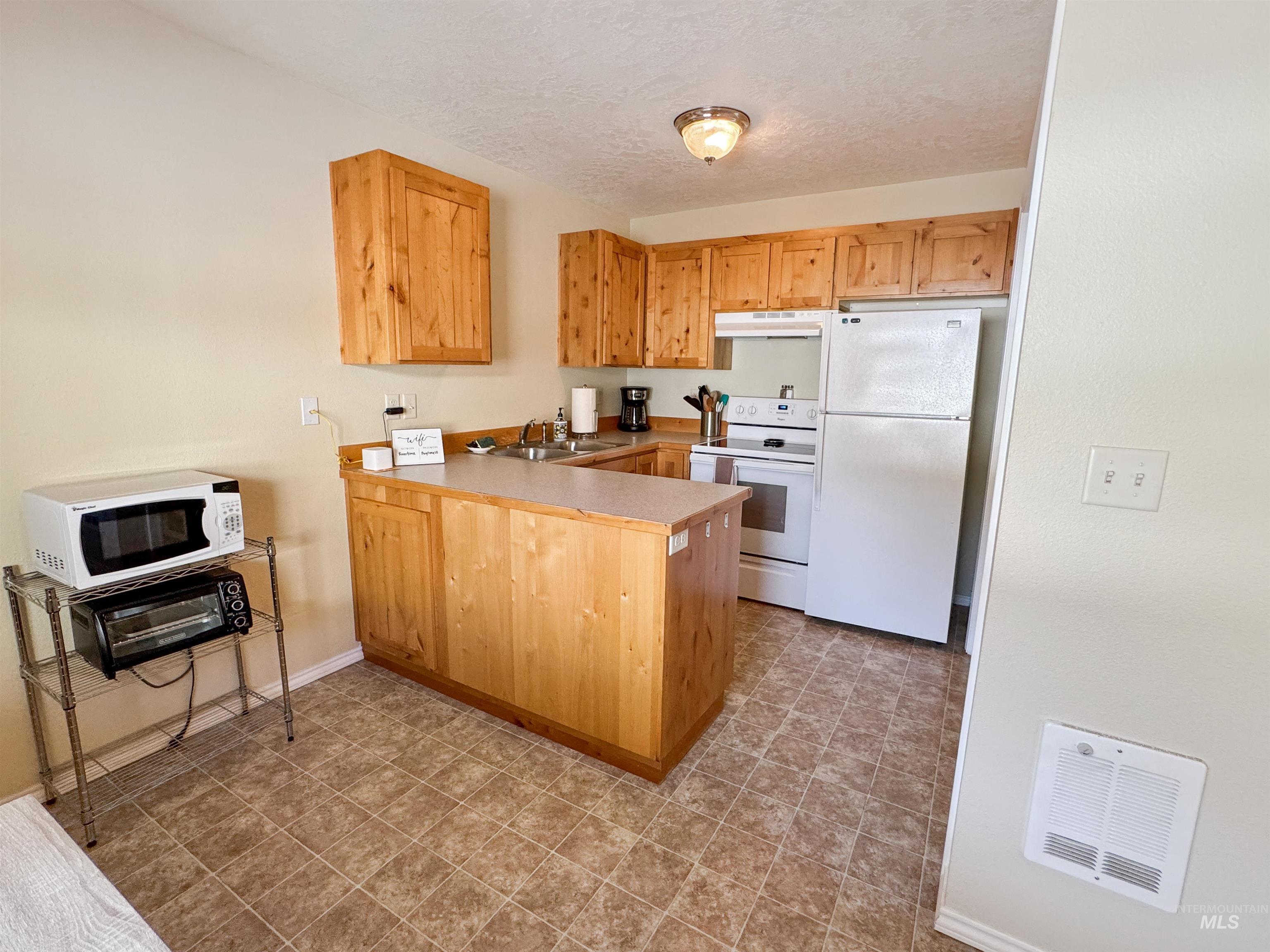 300 S Main Property Photo 5