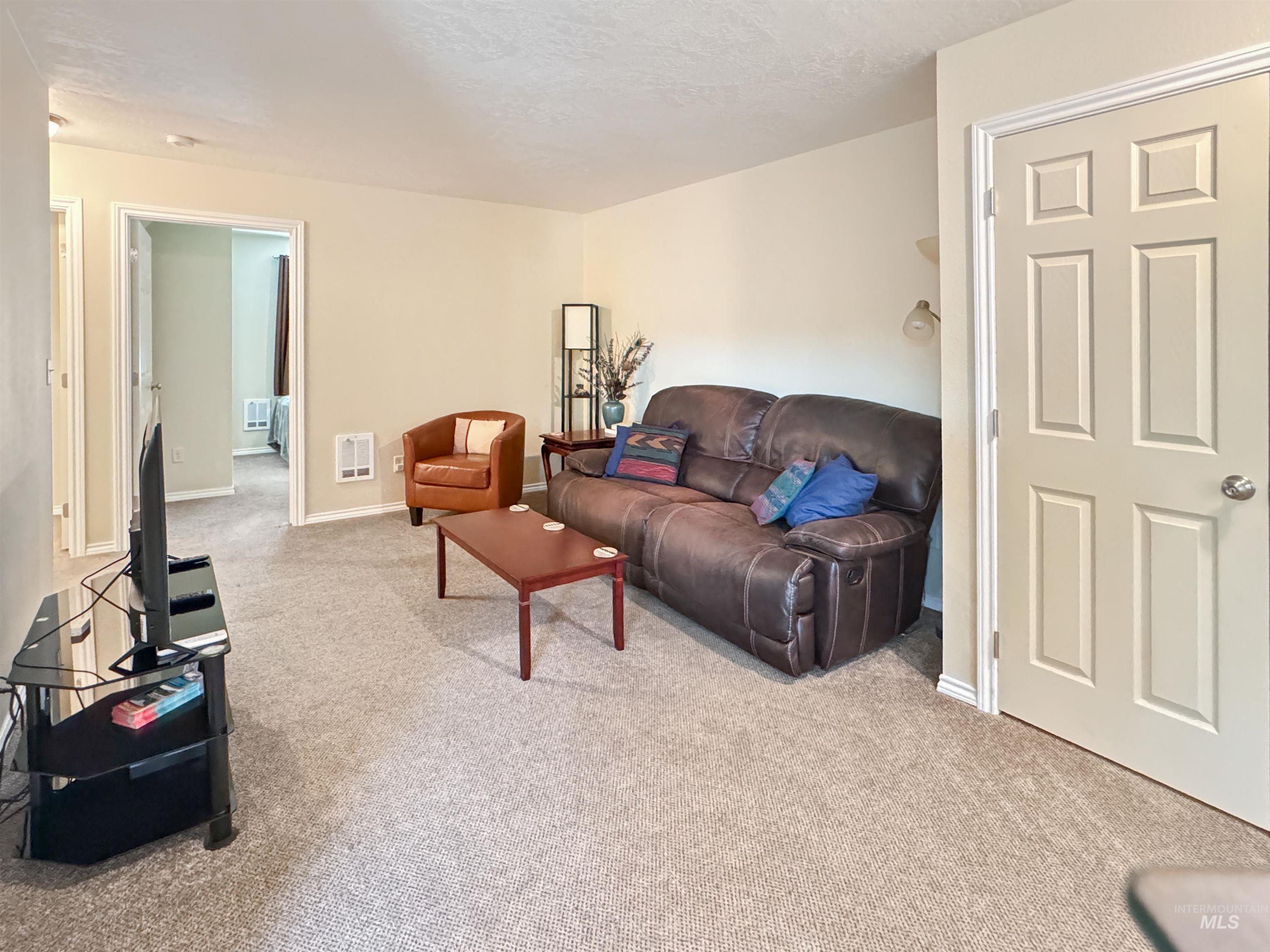 300 S Main Property Photo 7