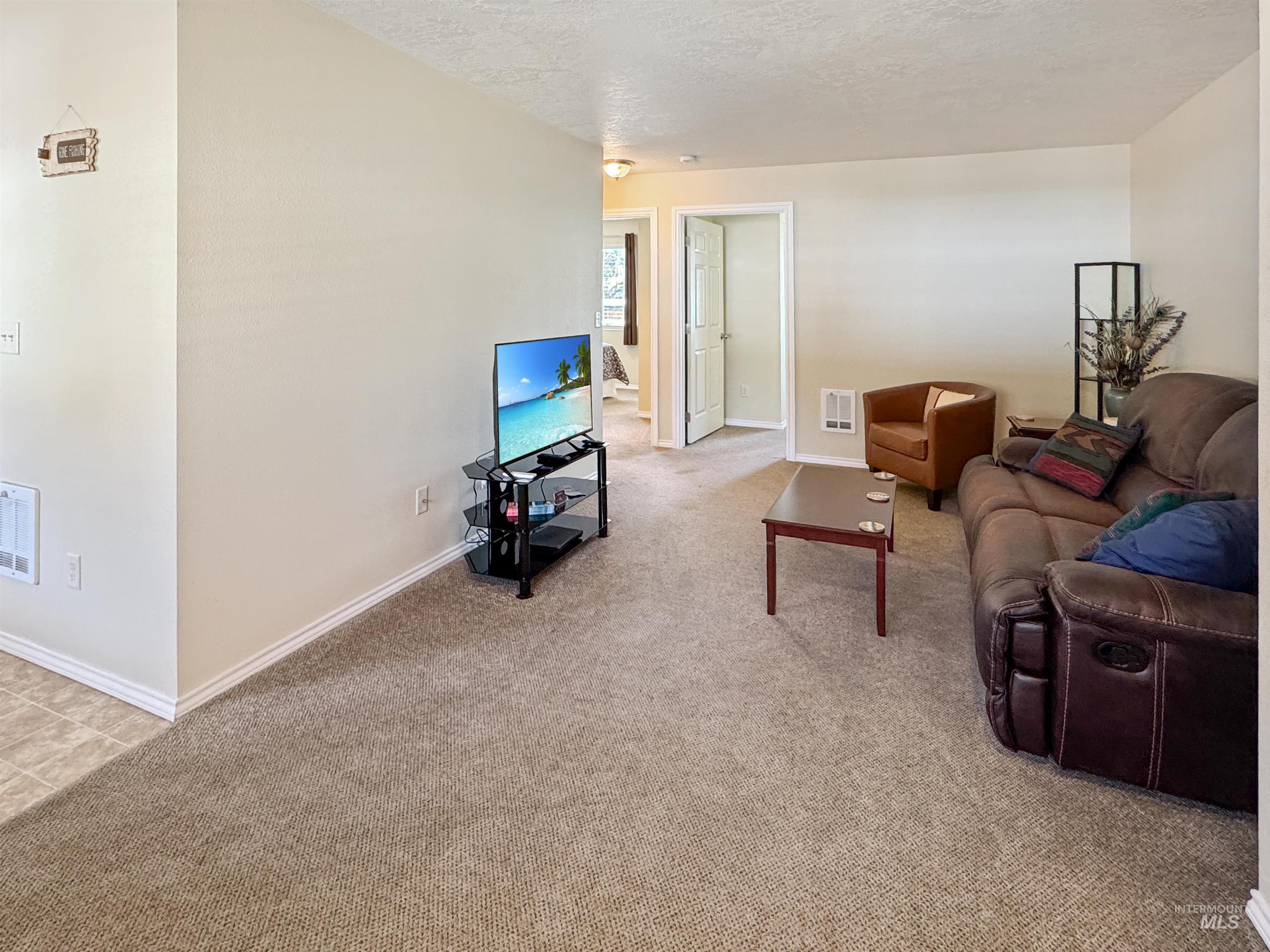 300 S Main Property Photo 9