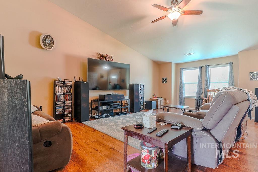 1509 N Elm Property Photo 8
