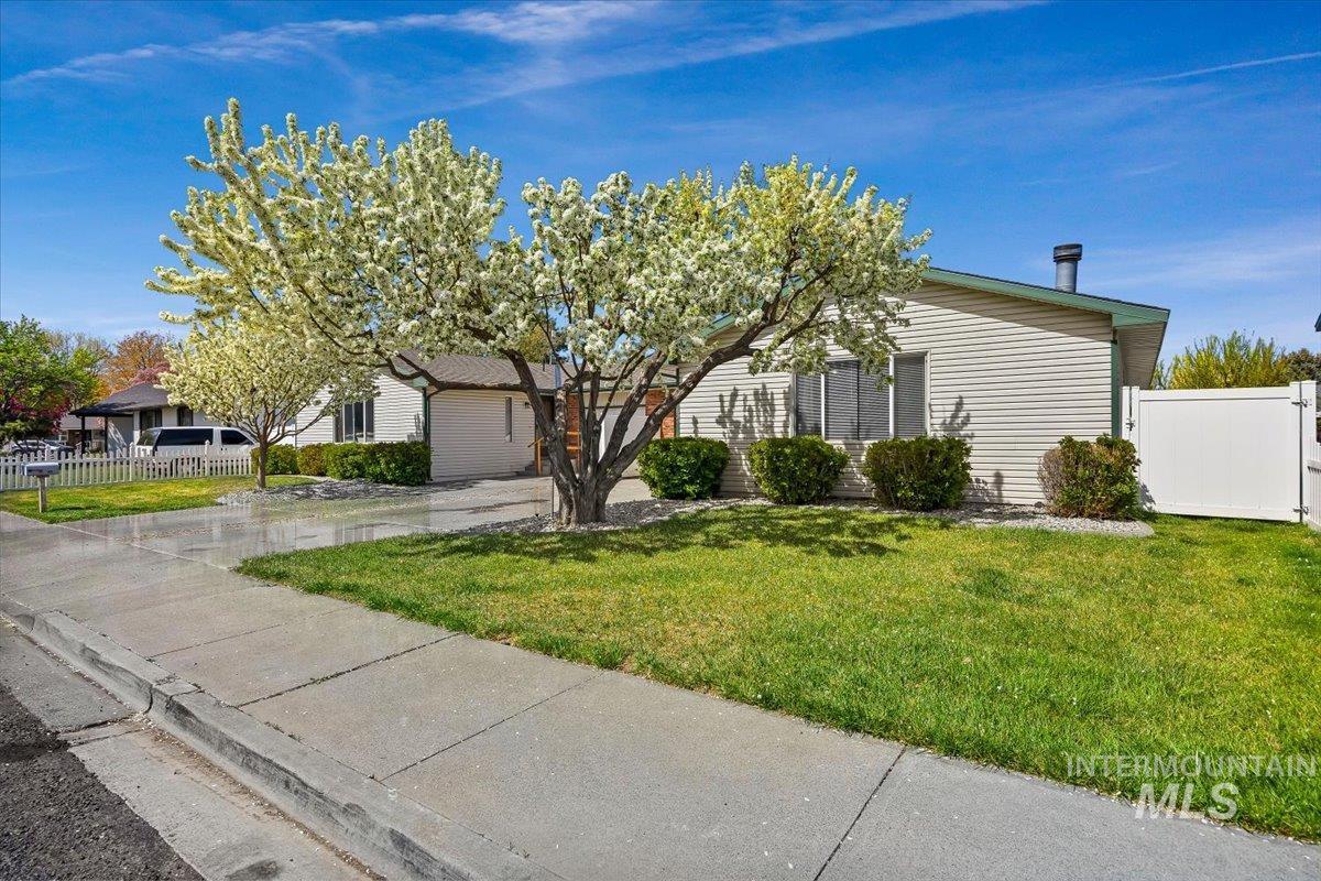 324/328 Ridgeway Dr. Property Photo 1