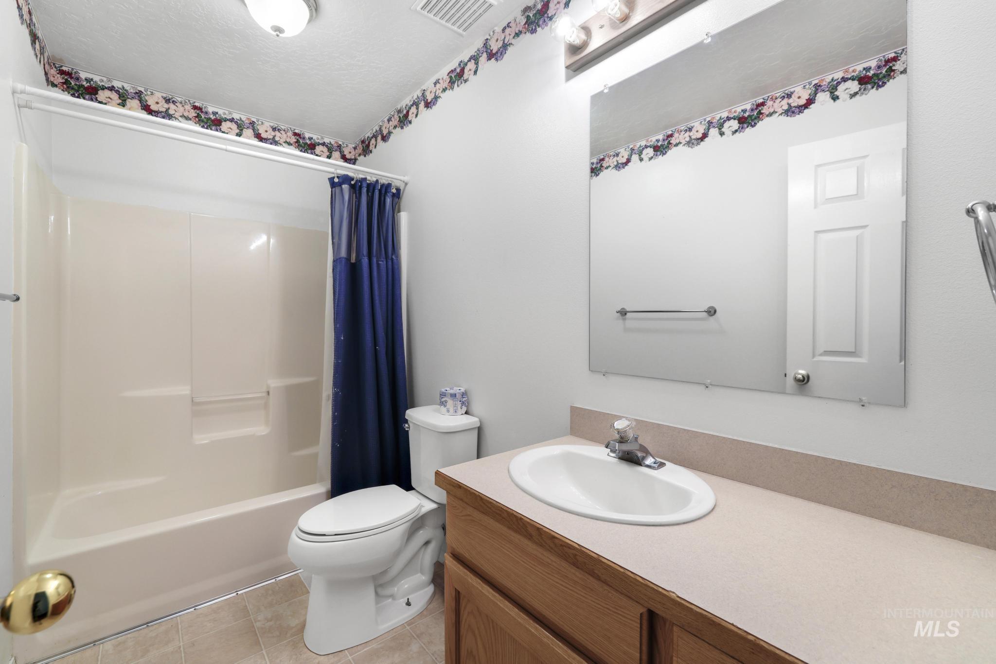 445 S College St Property Photo 9