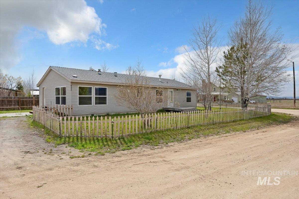 932 5th Property Photo 2