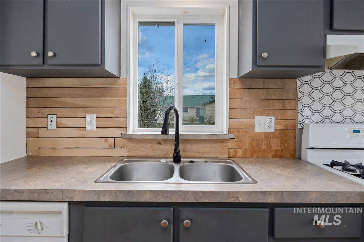 932 5th Property Photo 4