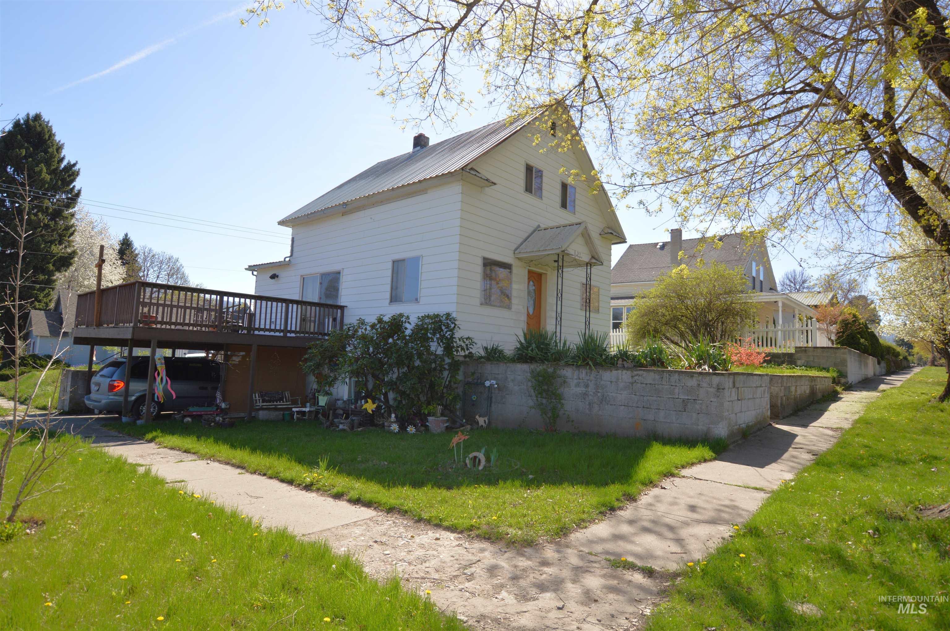 503 Maple Property Photo 2