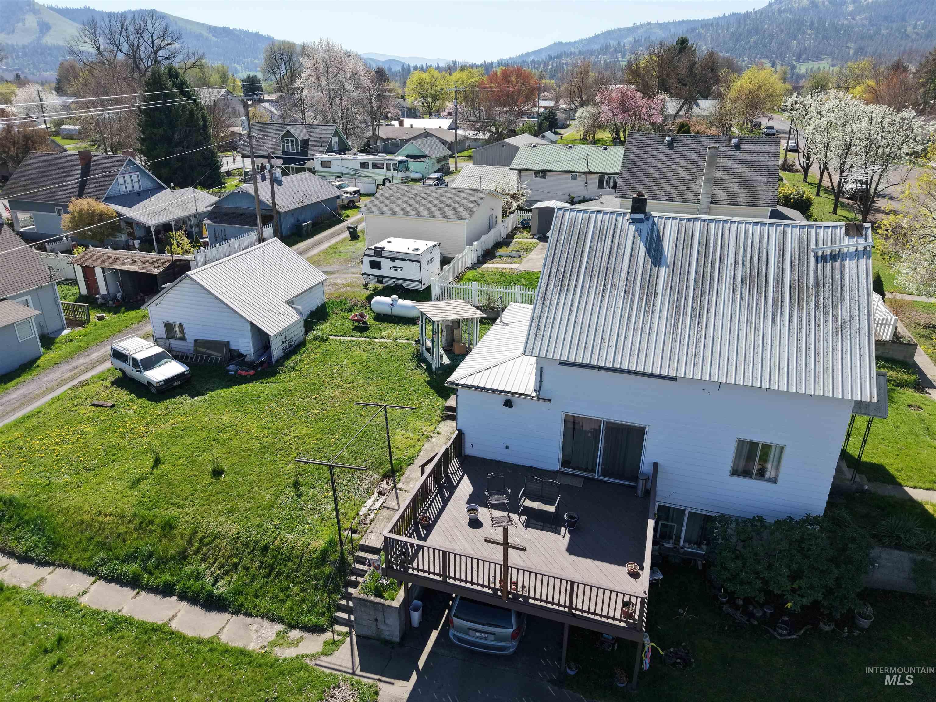 503 Maple Property Photo 3