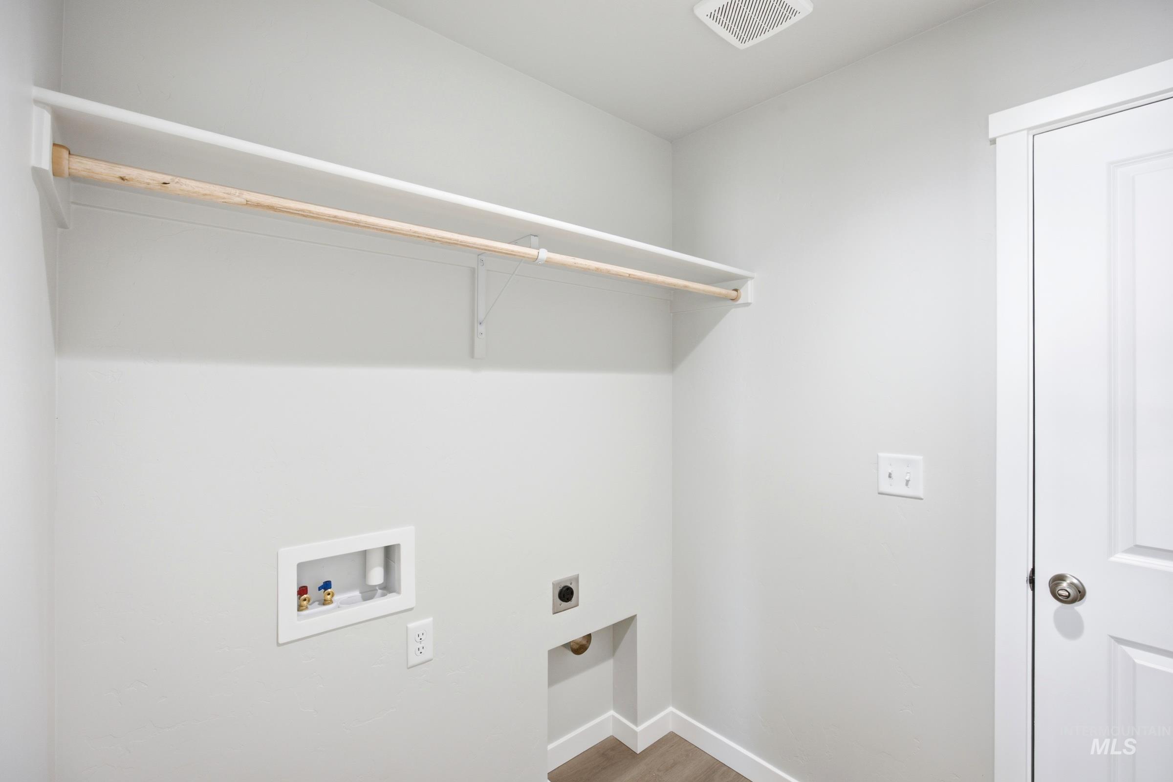 976 Thunderbolt St Property Photo 10