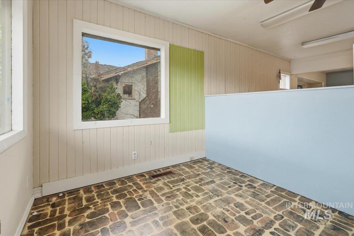819 12th Ave. S. Property Photo 5