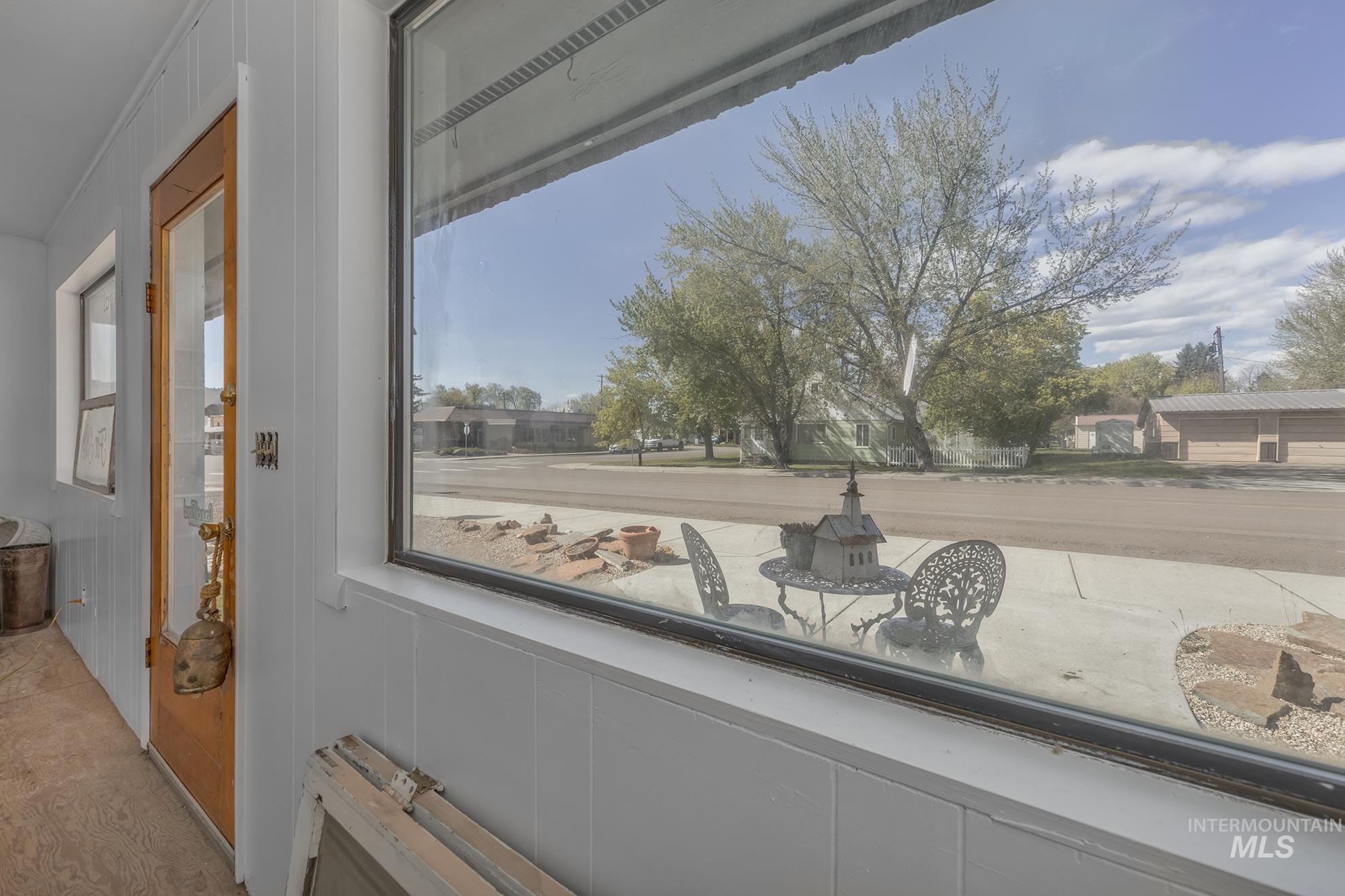 303 Illinois Ave Property Photo 4