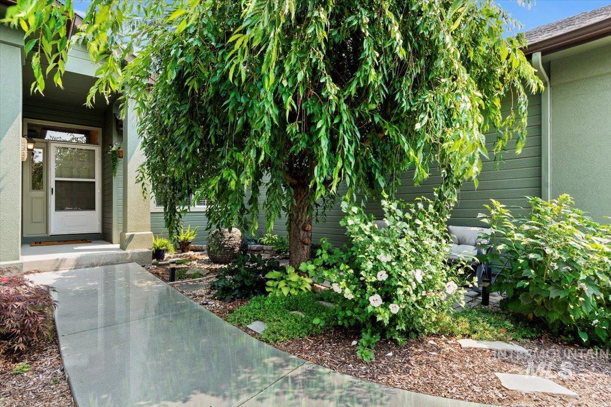 1874 N Heath Ave Property Photo 2