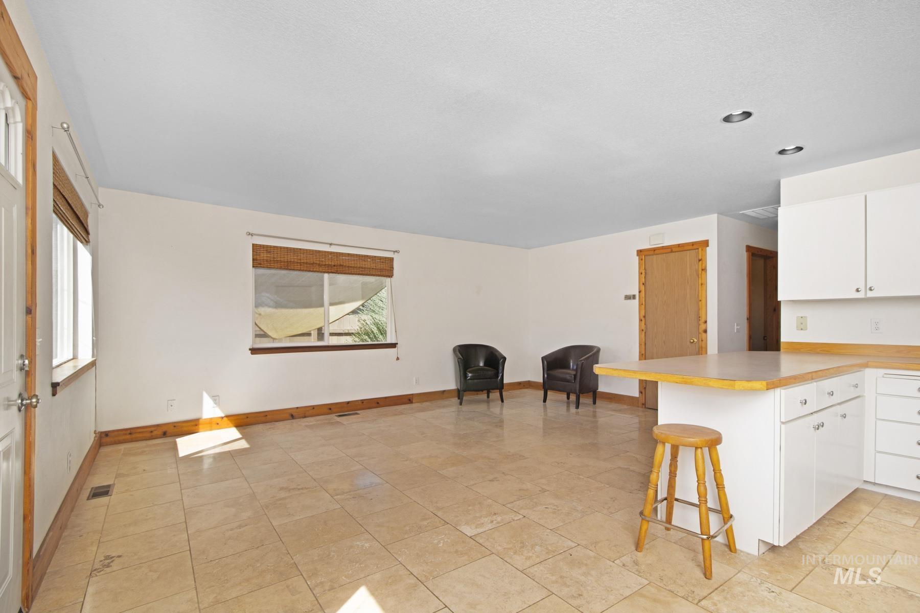 951 Forest Bend Dr Property Photo 3