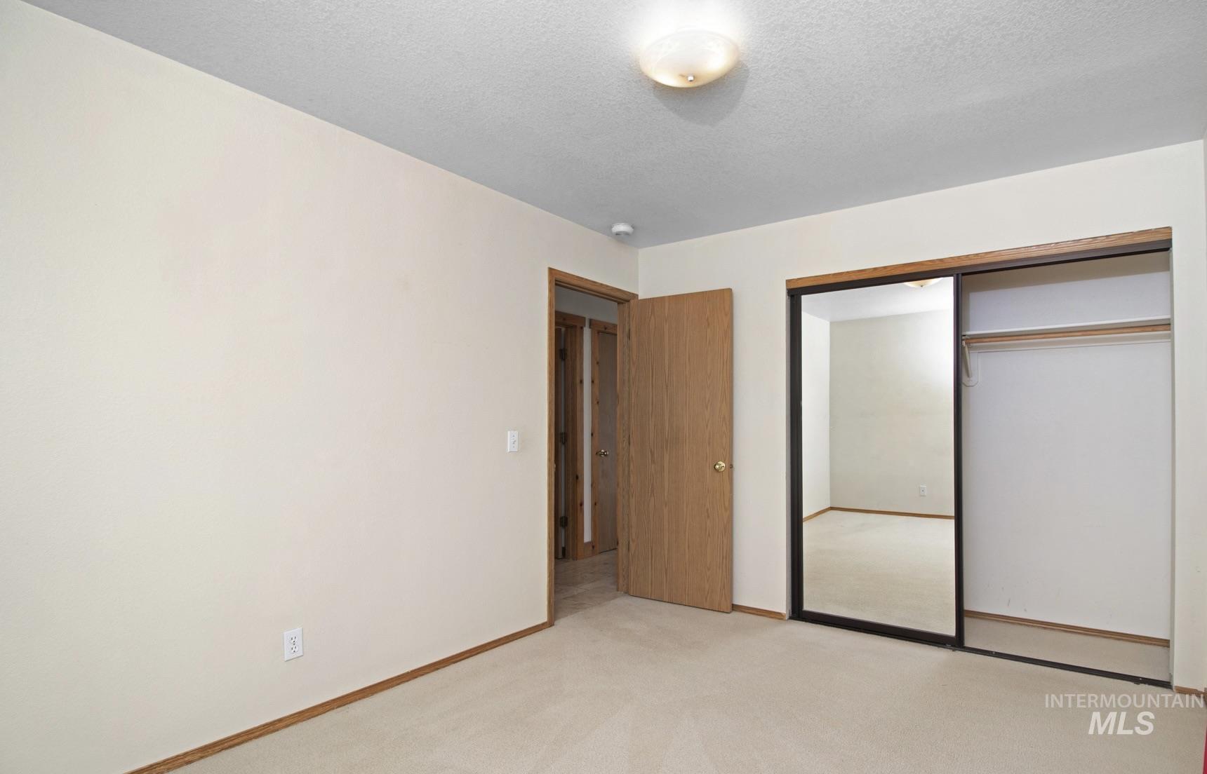 951 Forest Bend Dr Property Photo 8