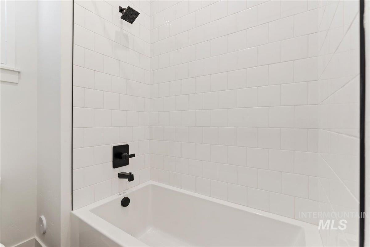 2182 N Kenora Ave Property Photo 15