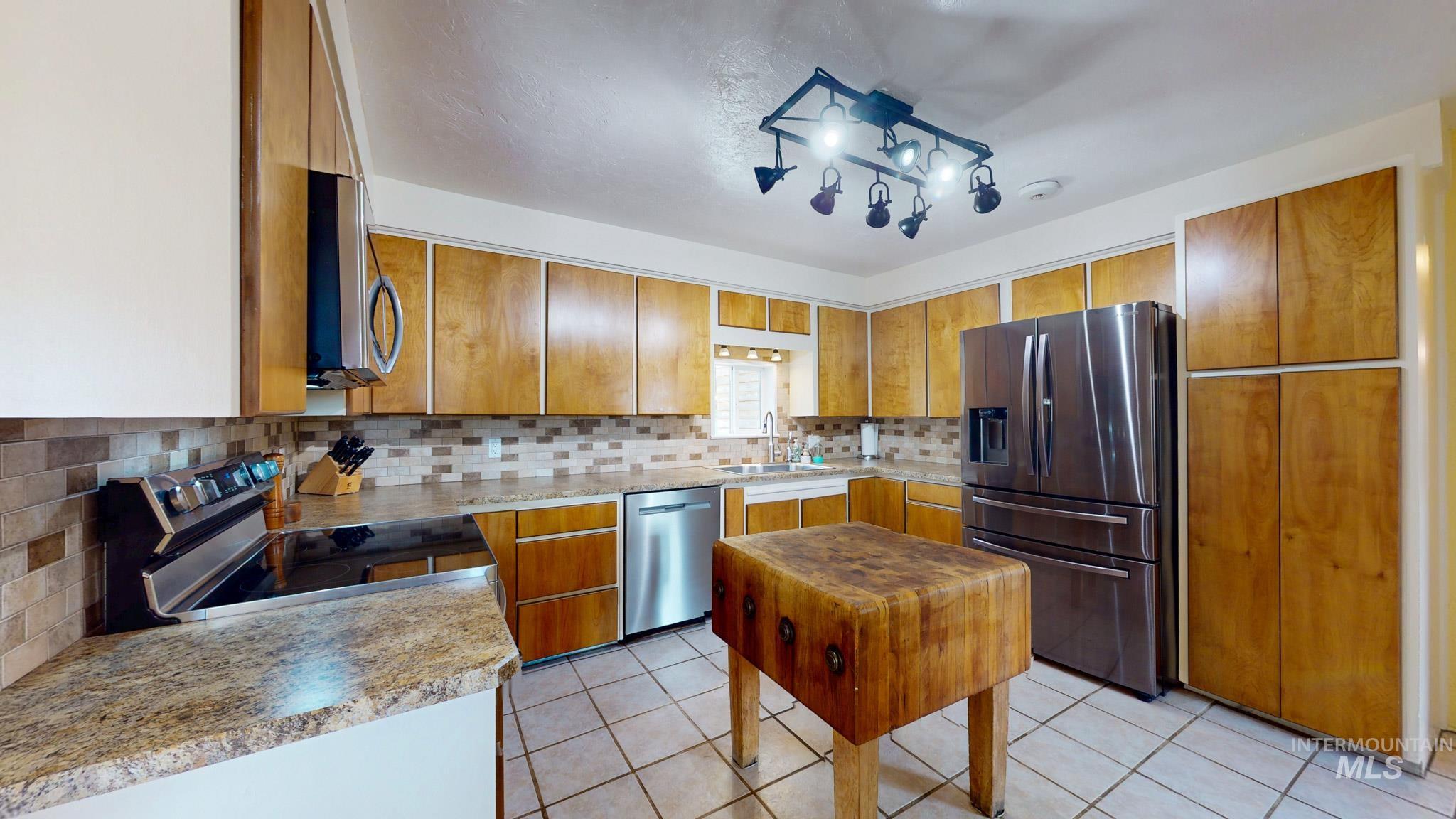 1409 S 2000 E Property Photo 12