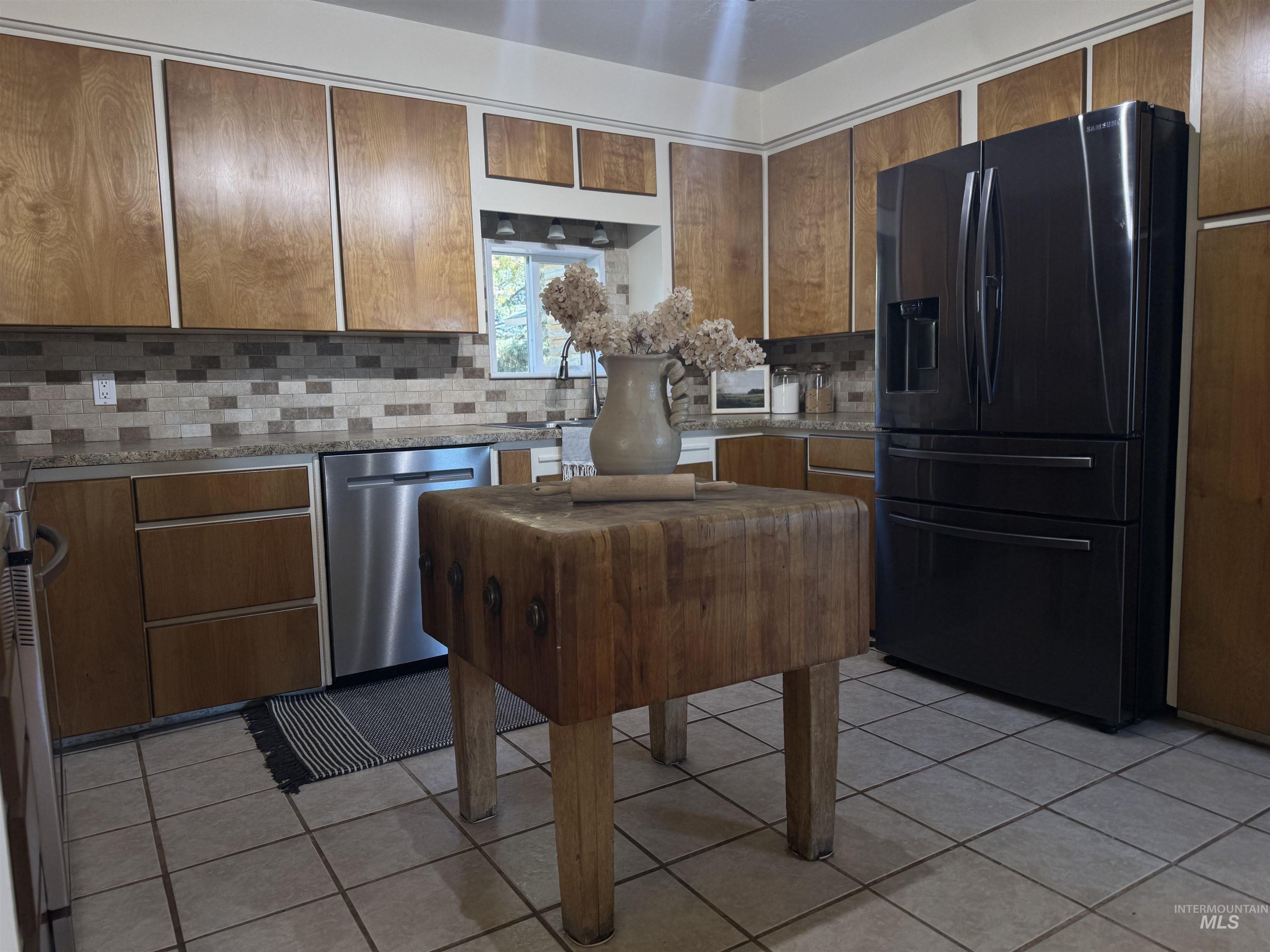 1409 S 2000 E Property Photo 16