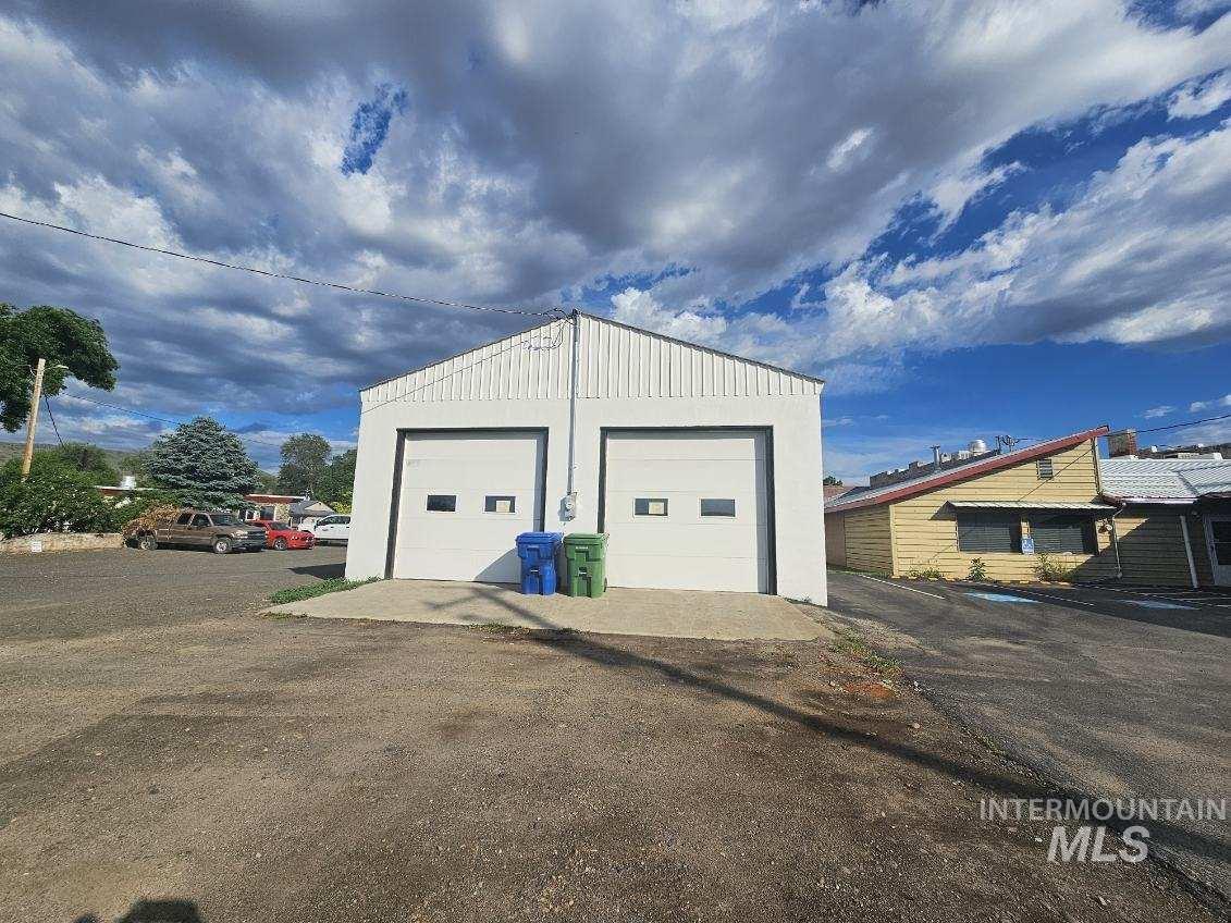 30 N Superior Property Photo 9