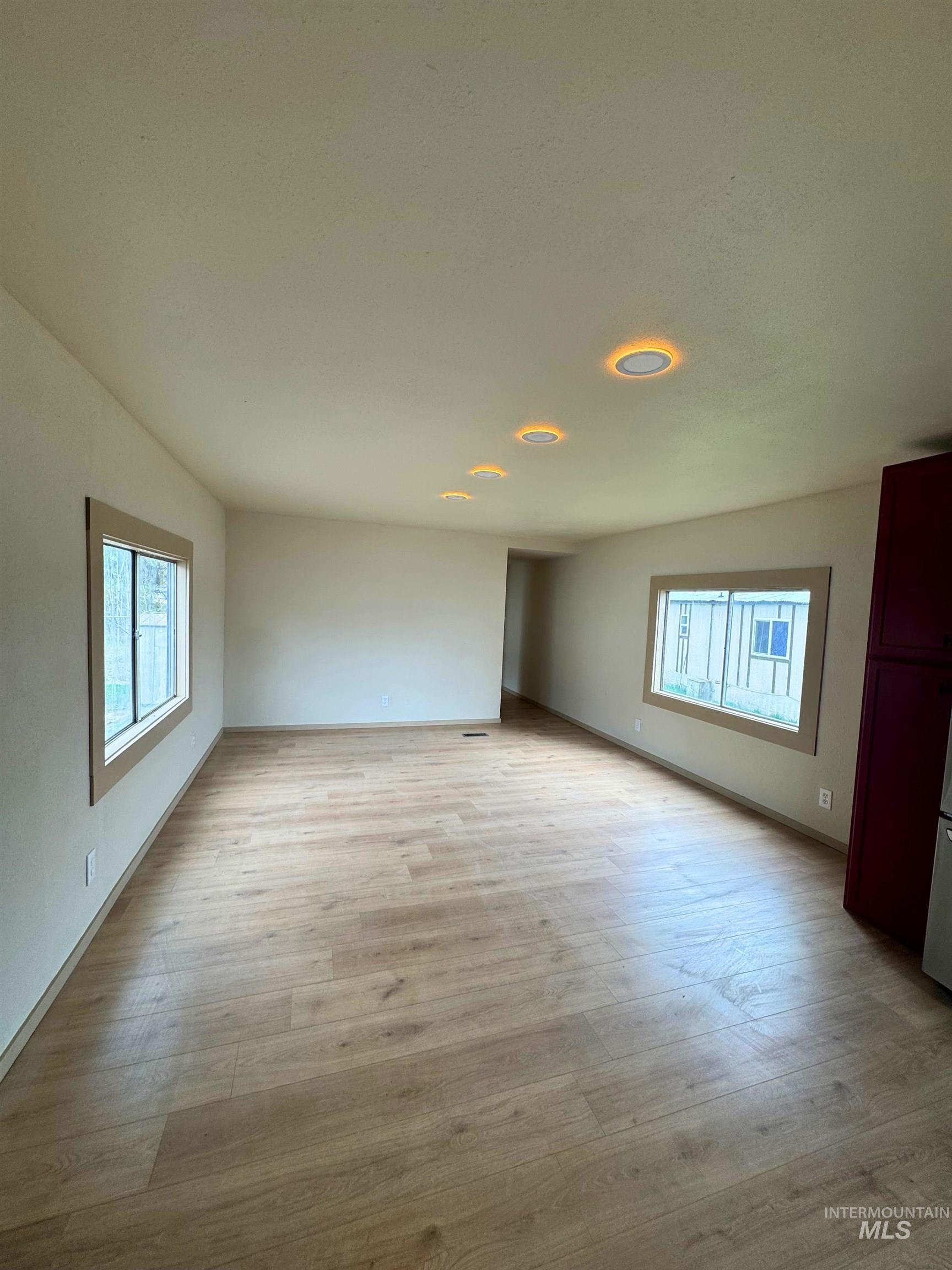 913 W Palouse River Dr Property Photo 3