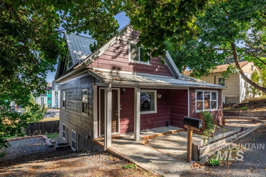 212 E Henley St. Property Photo 1