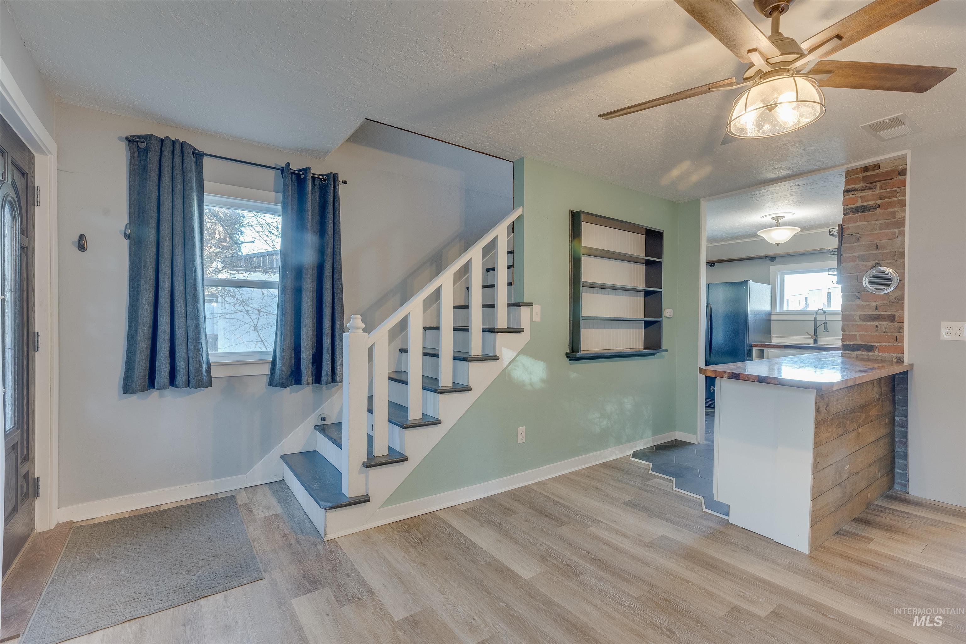 212 E Henley St. Property Photo 6