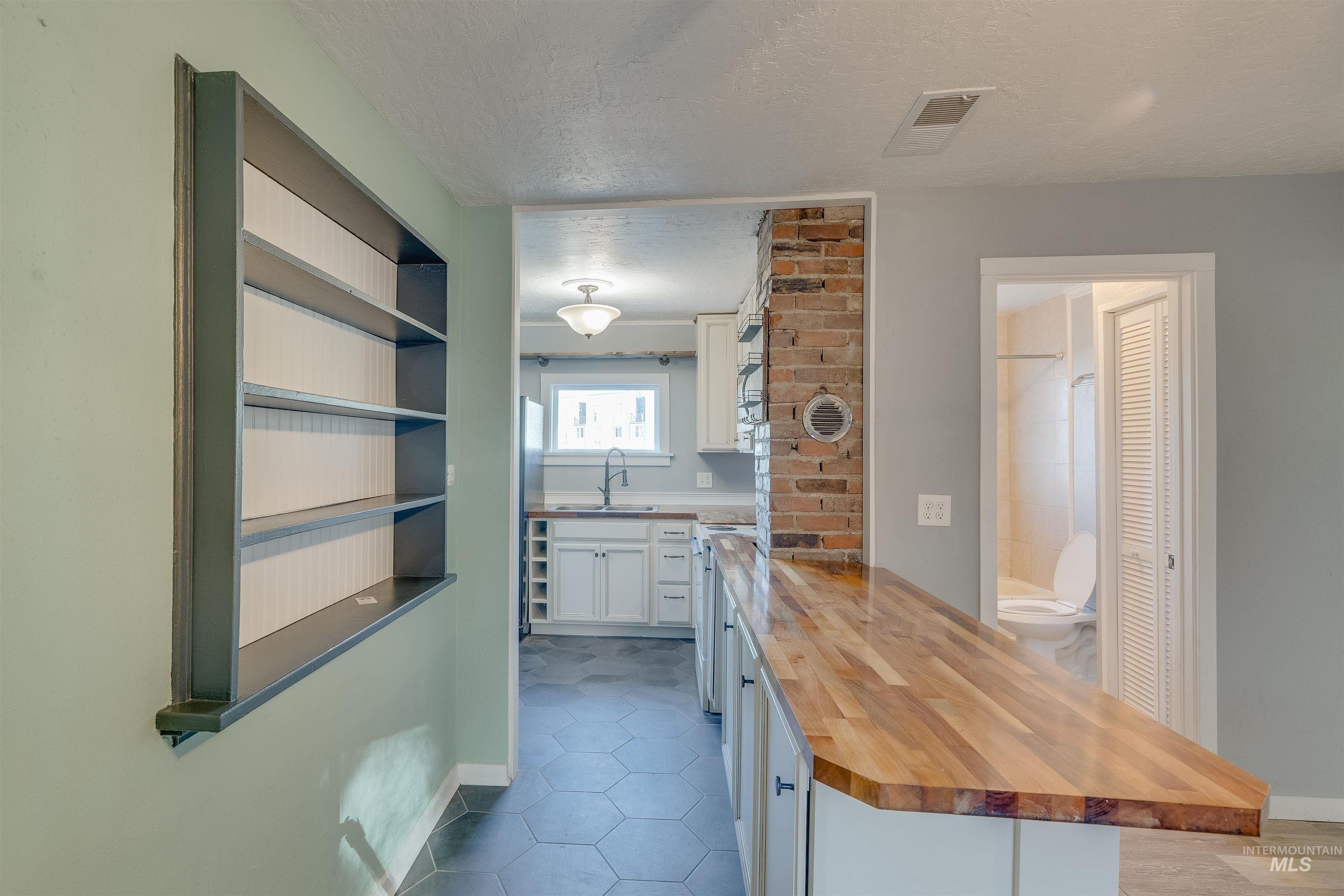 212 E Henley St. Property Photo 8