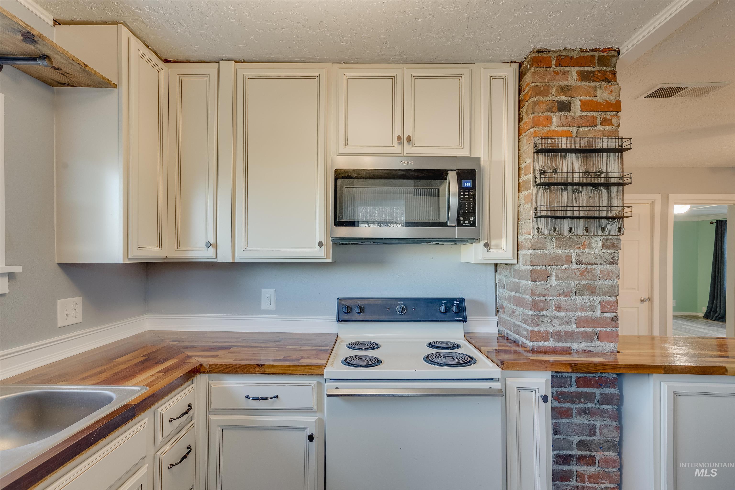 212 E Henley St. Property Photo 9
