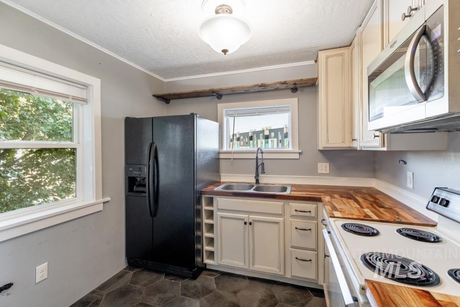 212 E Henley St. Property Photo 10