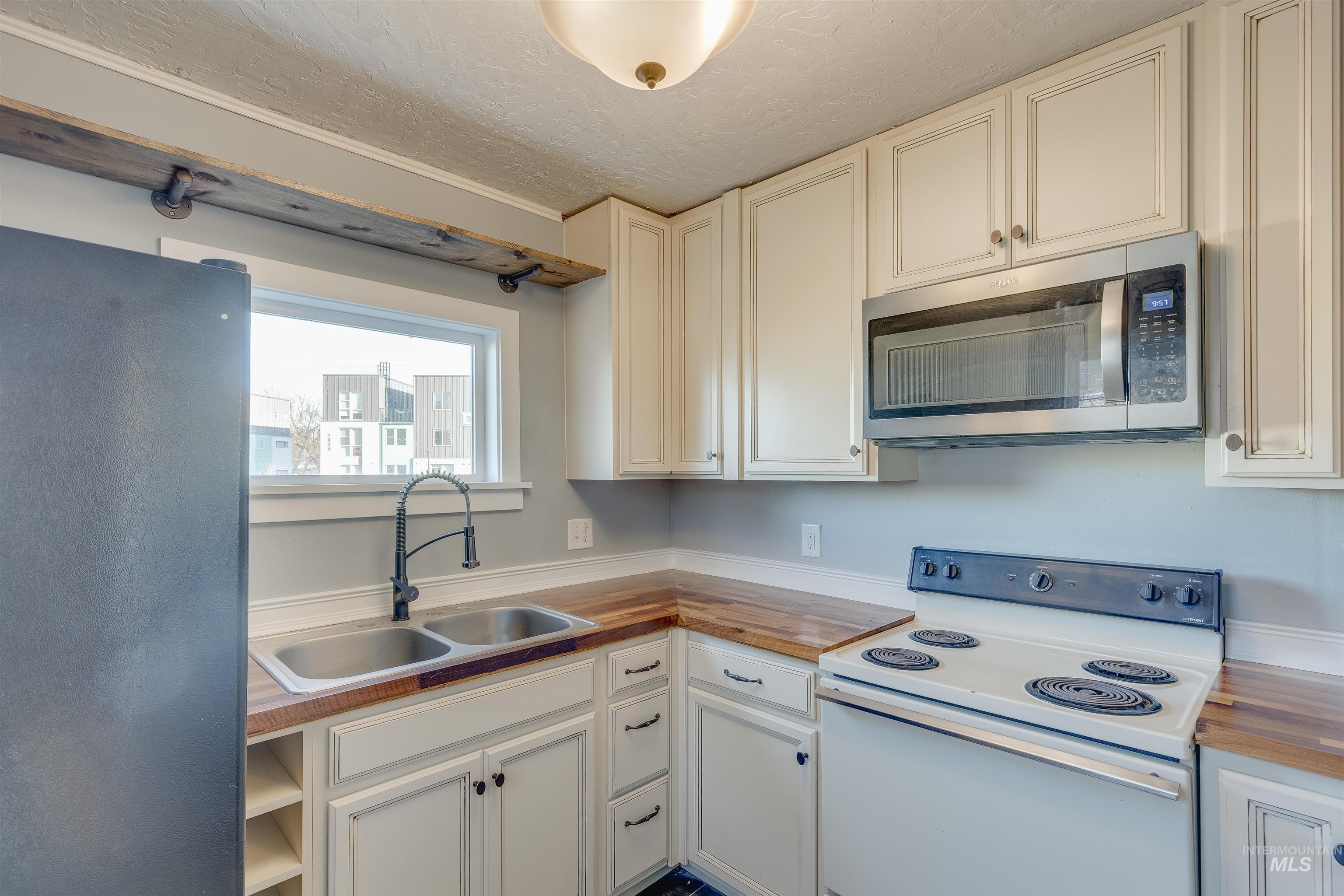 212 E Henley St. Property Photo 11