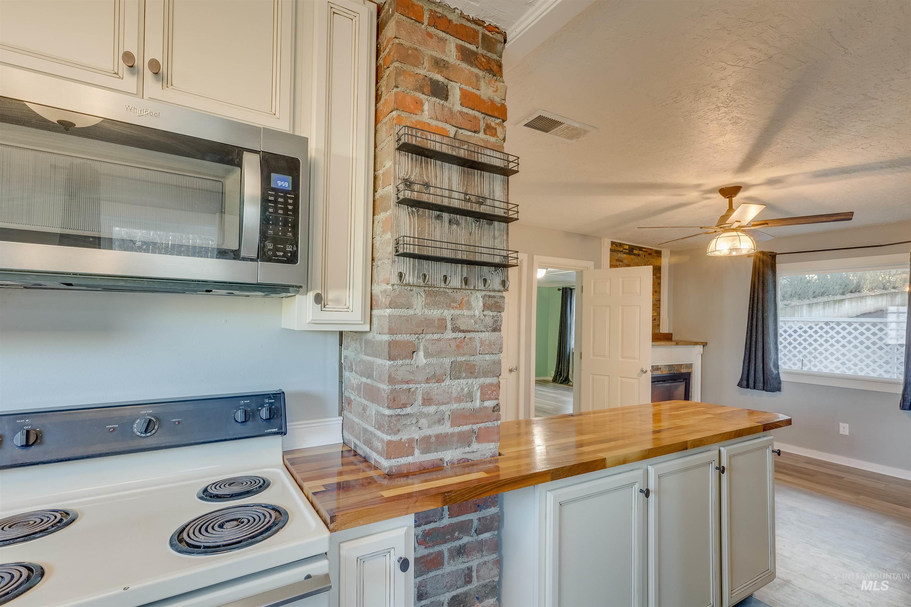 212 E Henley St. Property Photo 12