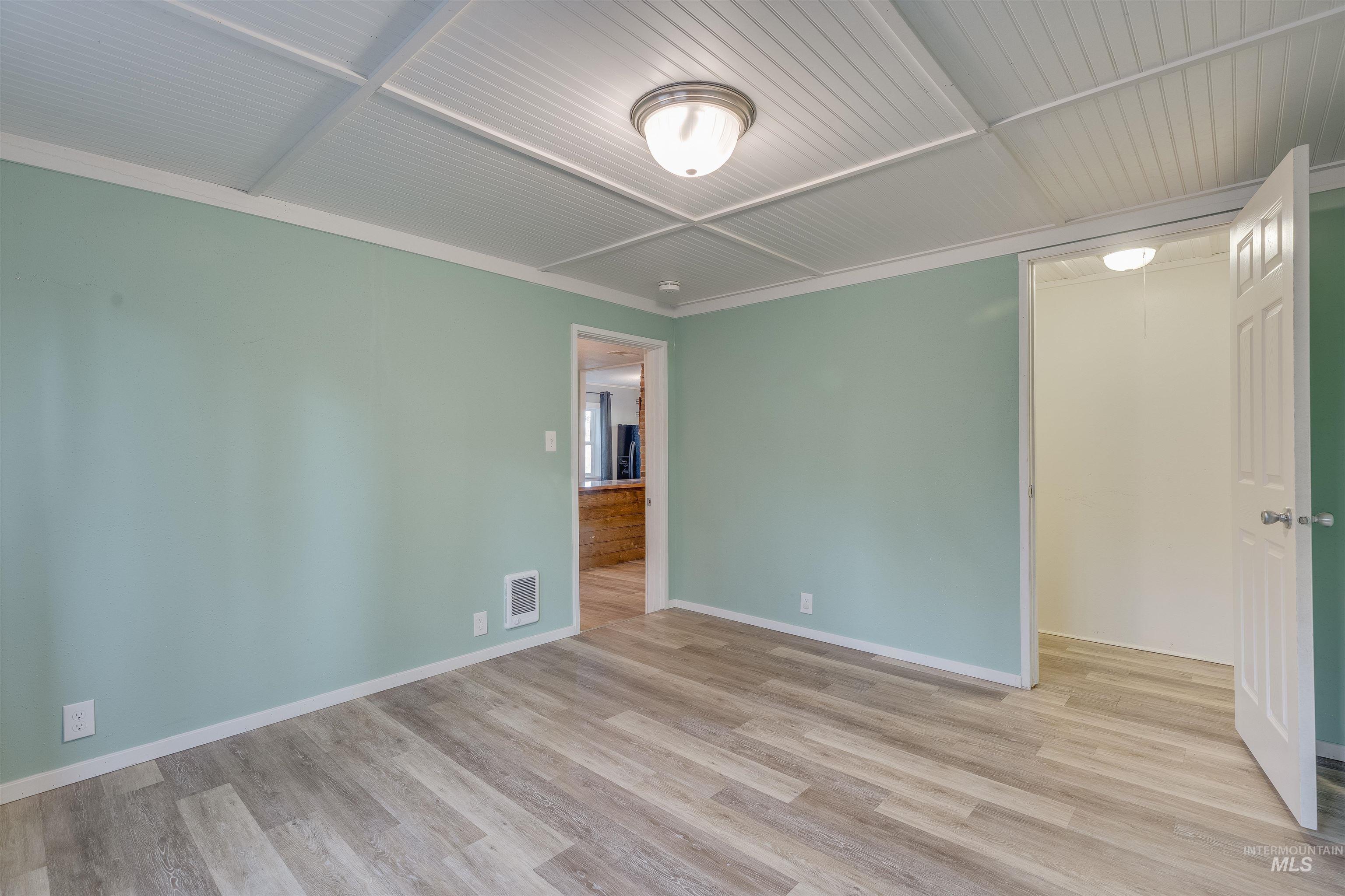 212 E Henley St. Property Photo 14