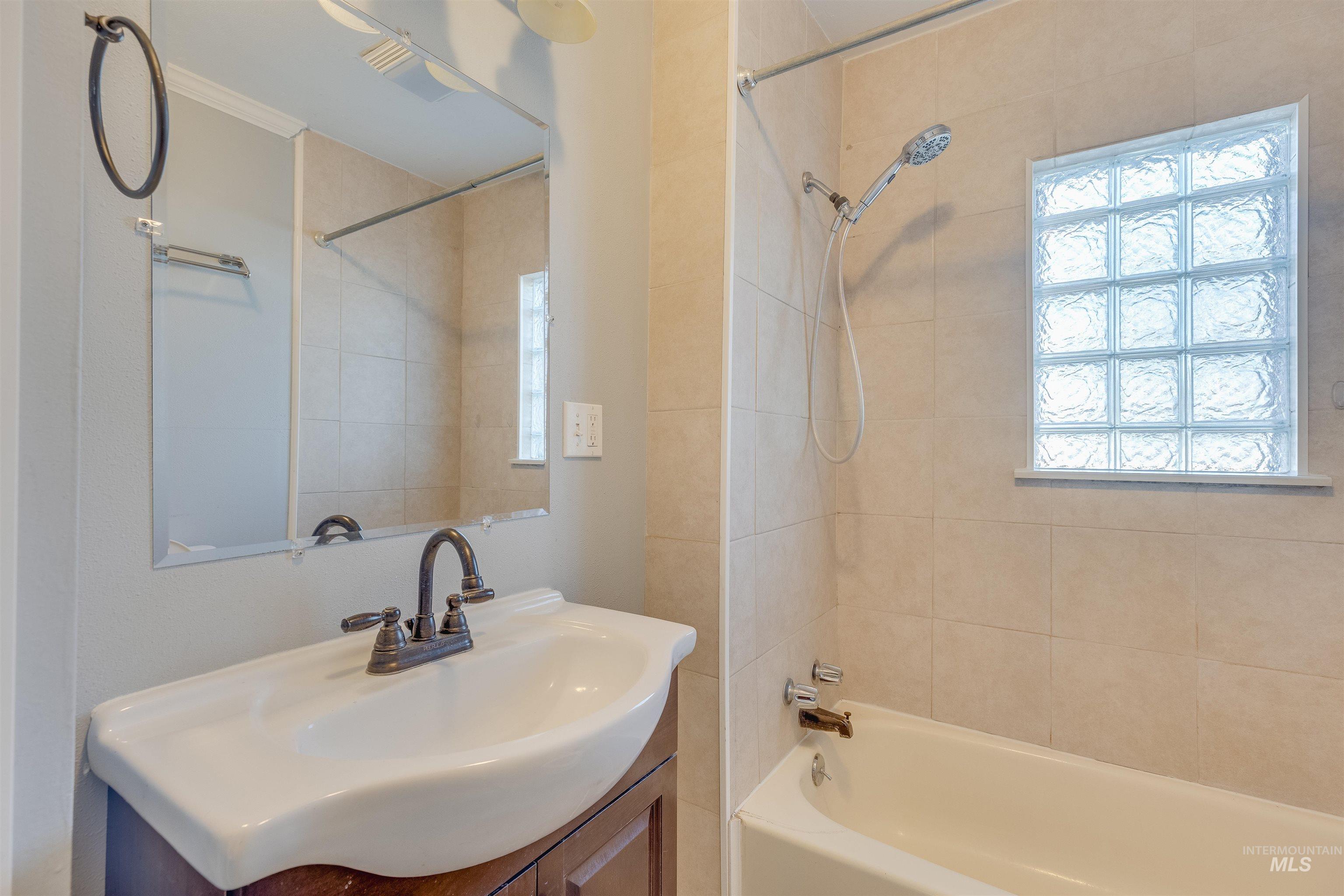 212 E Henley St. Property Photo 16