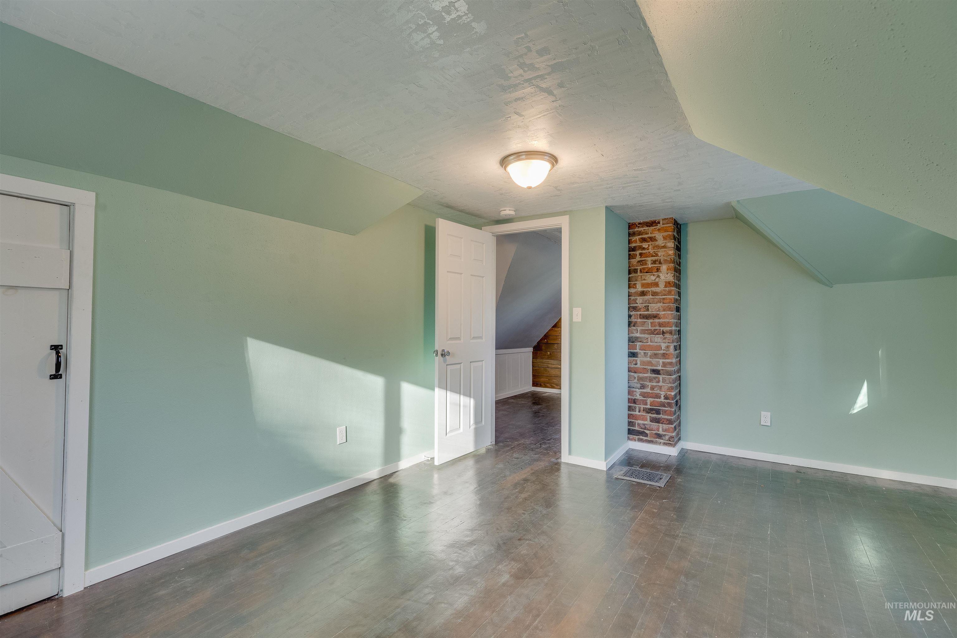 212 E Henley St. Property Photo 27