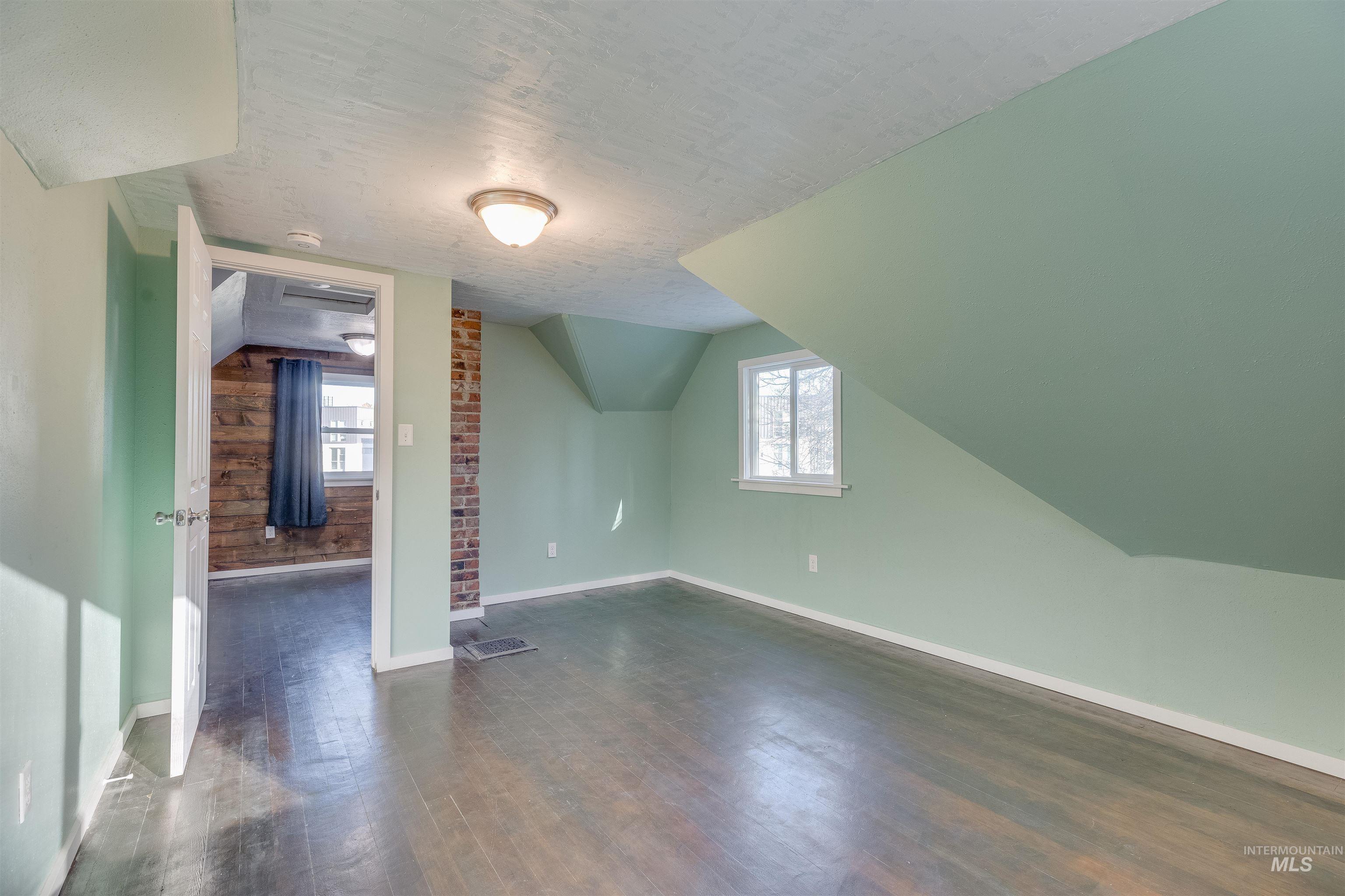 212 E Henley St. Property Photo 28