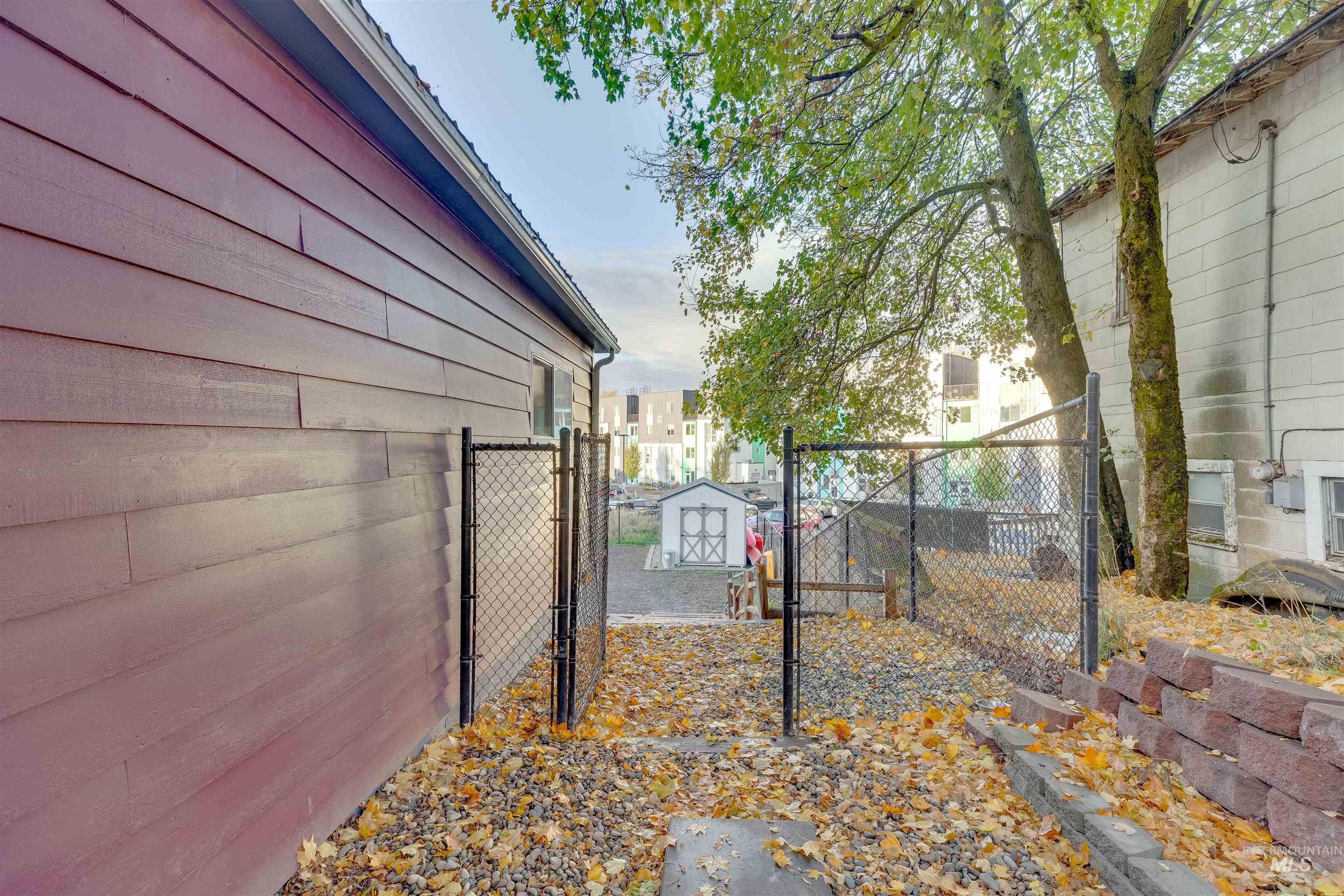 212 E Henley St. Property Photo 41