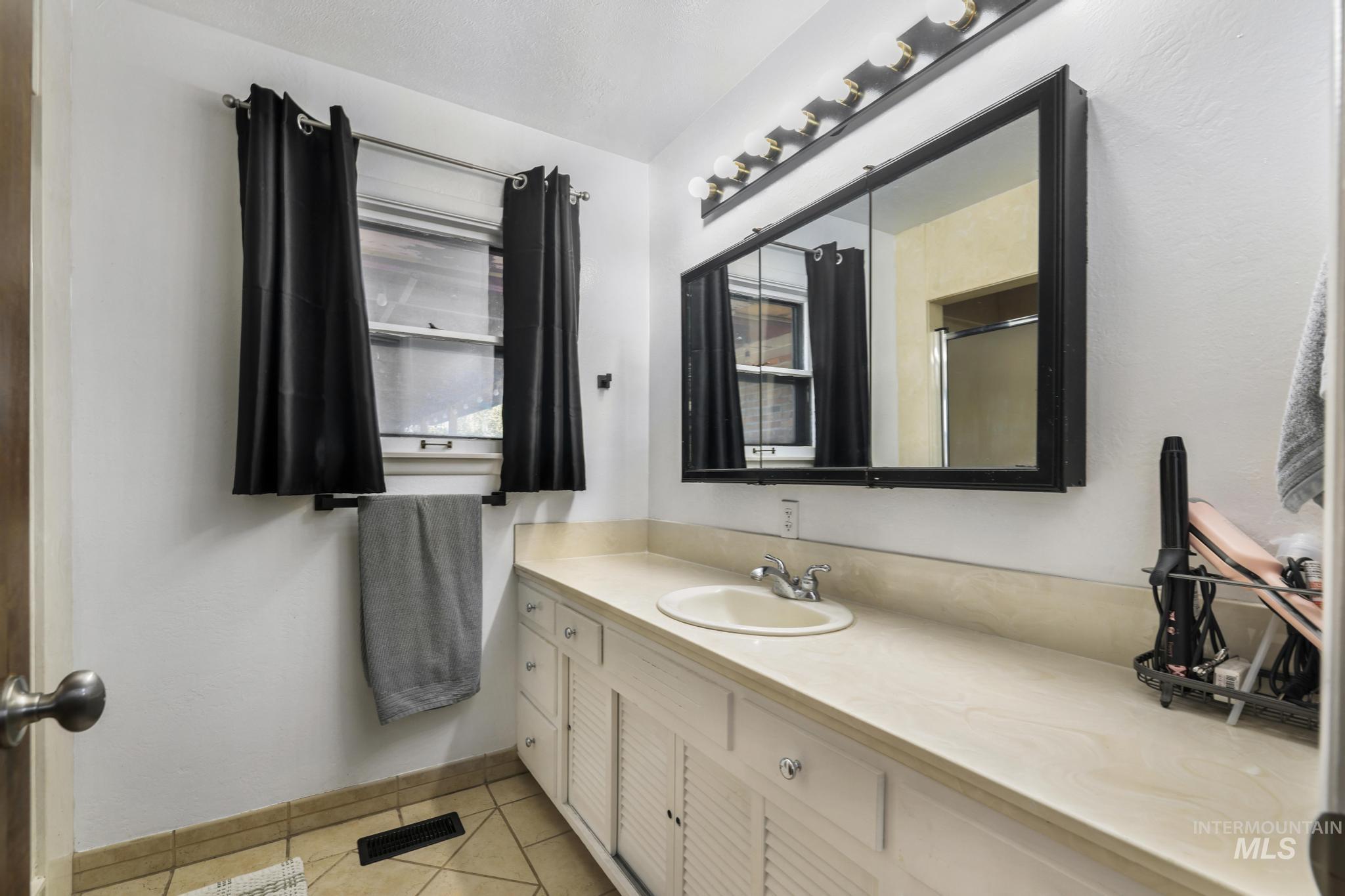 1084 E 300 N Property Photo 21
