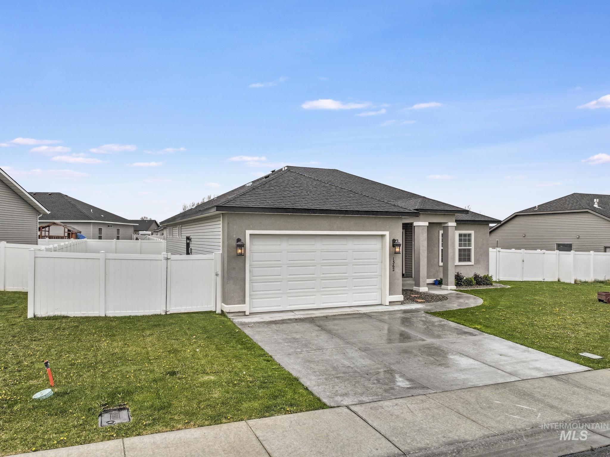 1362 Golden Pheasant Dr Property Photo 3