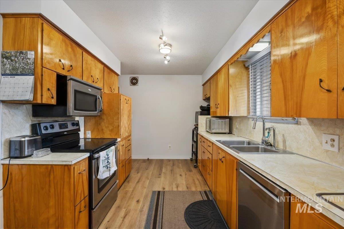 2012 21st Property Photo 20