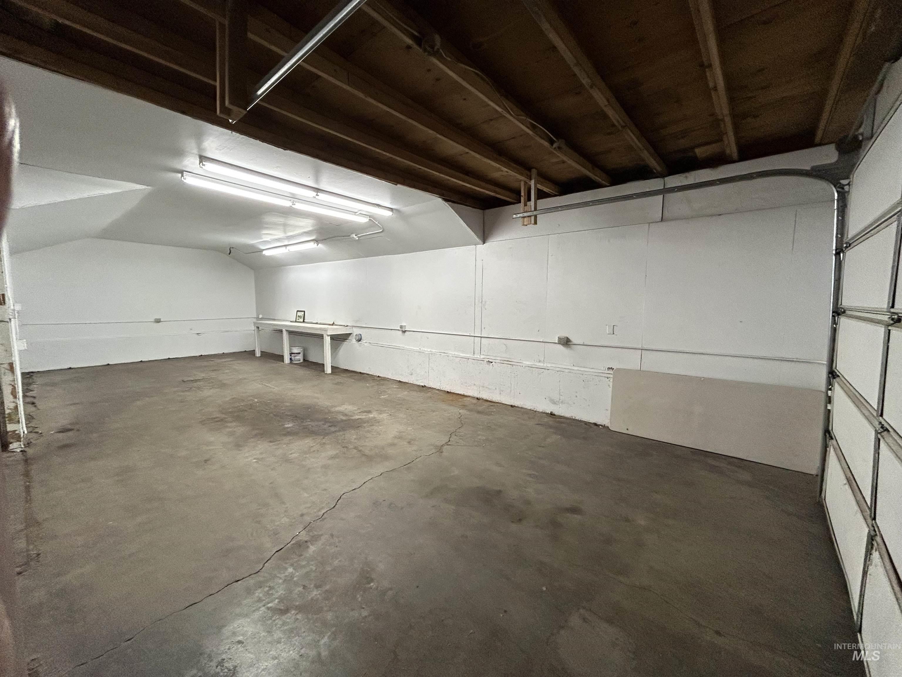 102 E 1st Ave Property Photo 11