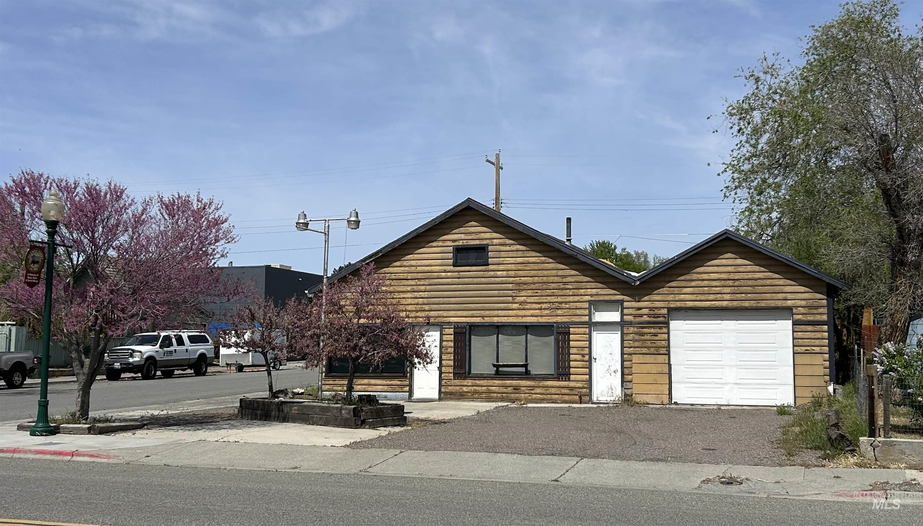 102 E 1st Ave Property Photo 13