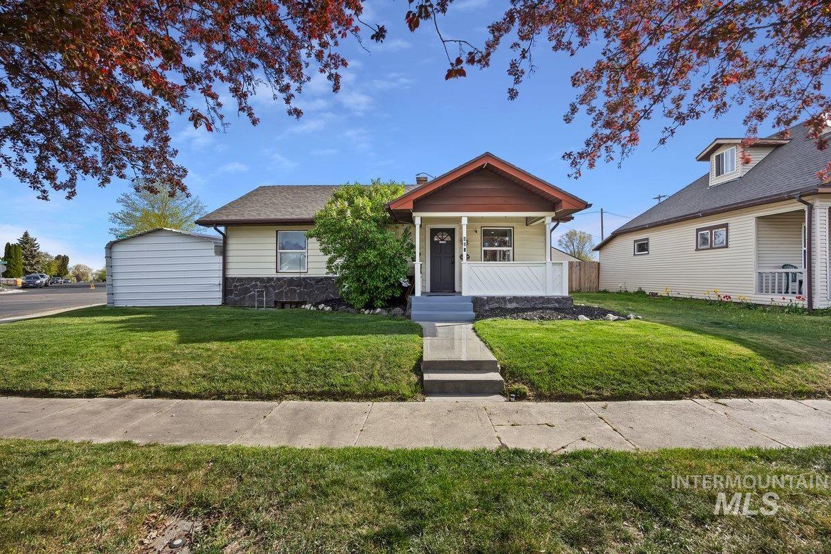460 6th Ave N Property Photo 1