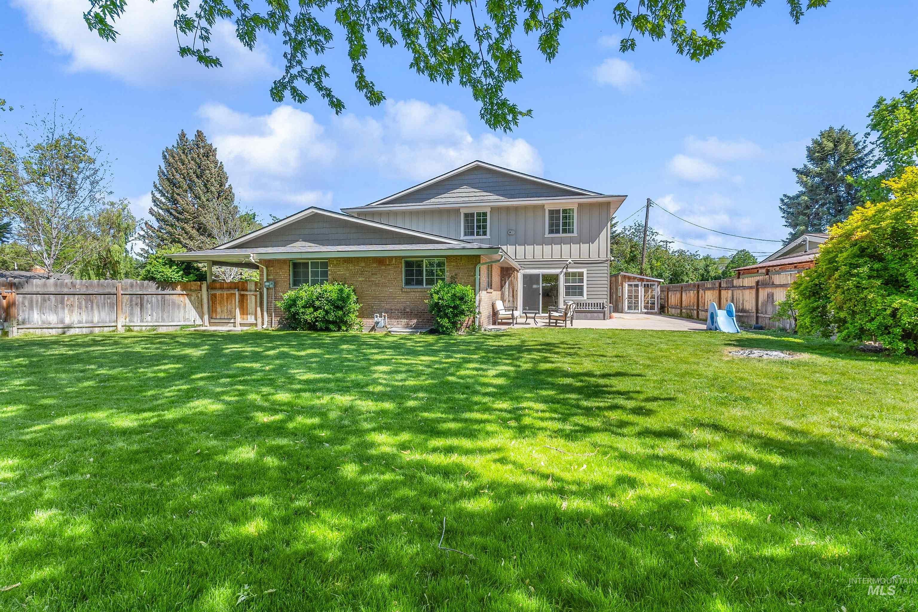 2425 N Redway Road Property Photo 4