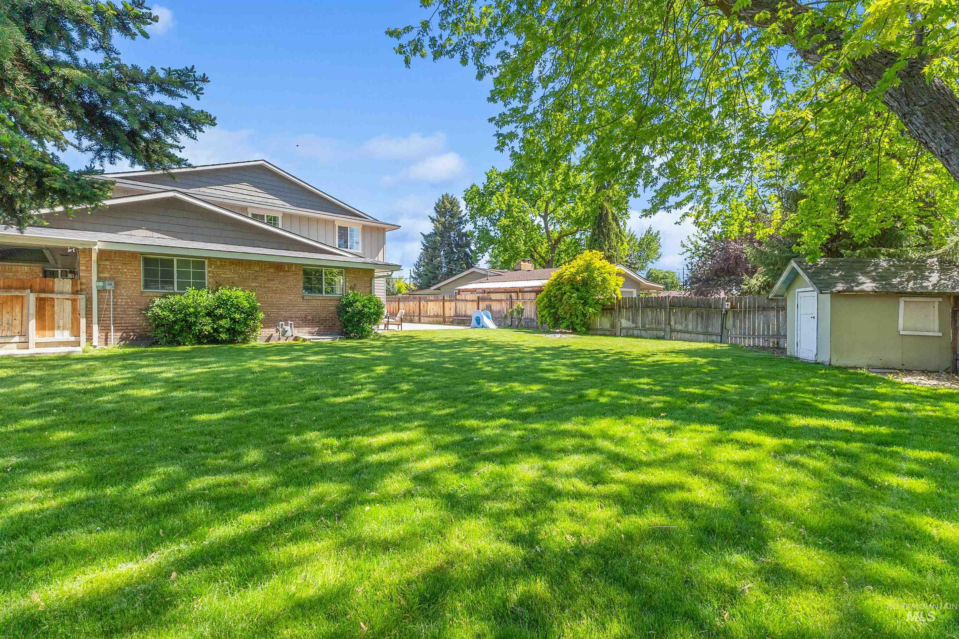 2425 N Redway Road Property Photo 5