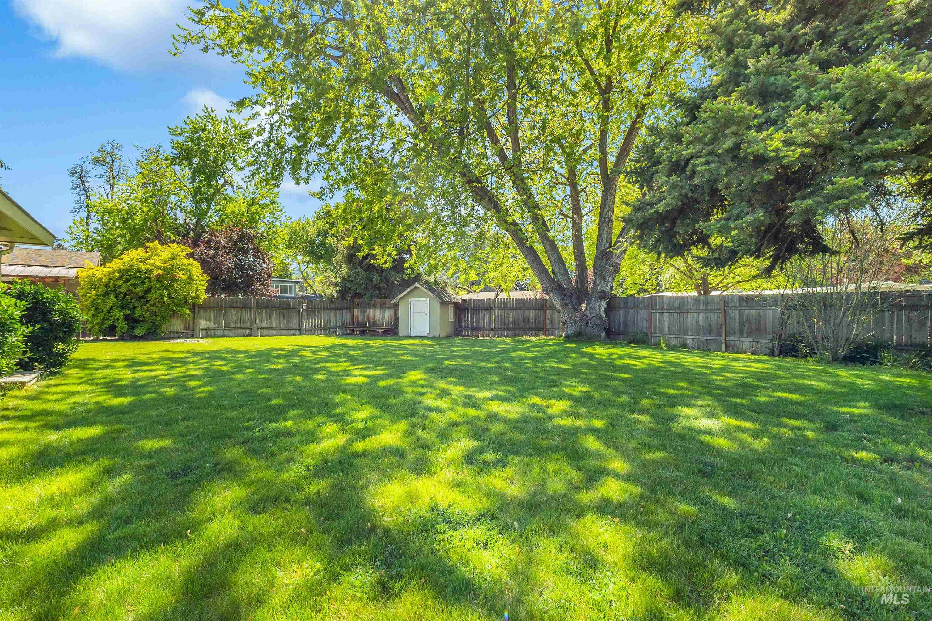 2425 N Redway Road Property Photo 6