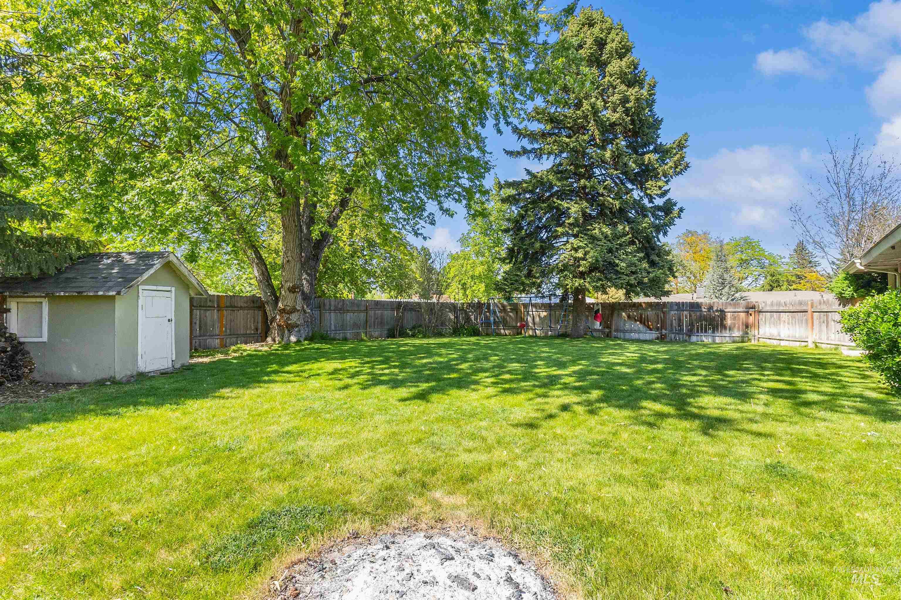 2425 N Redway Road Property Photo 7