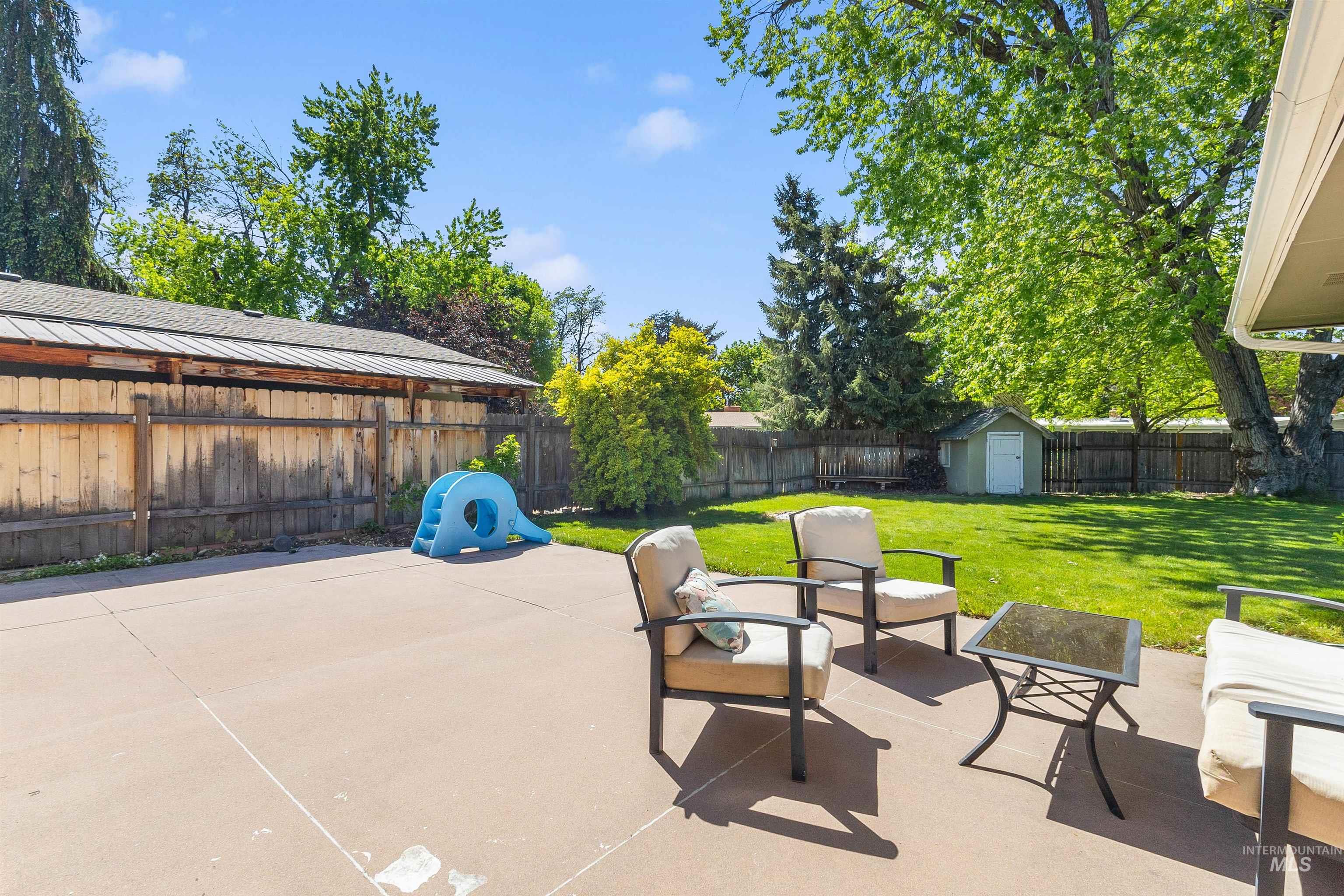 2425 N Redway Road Property Photo 9