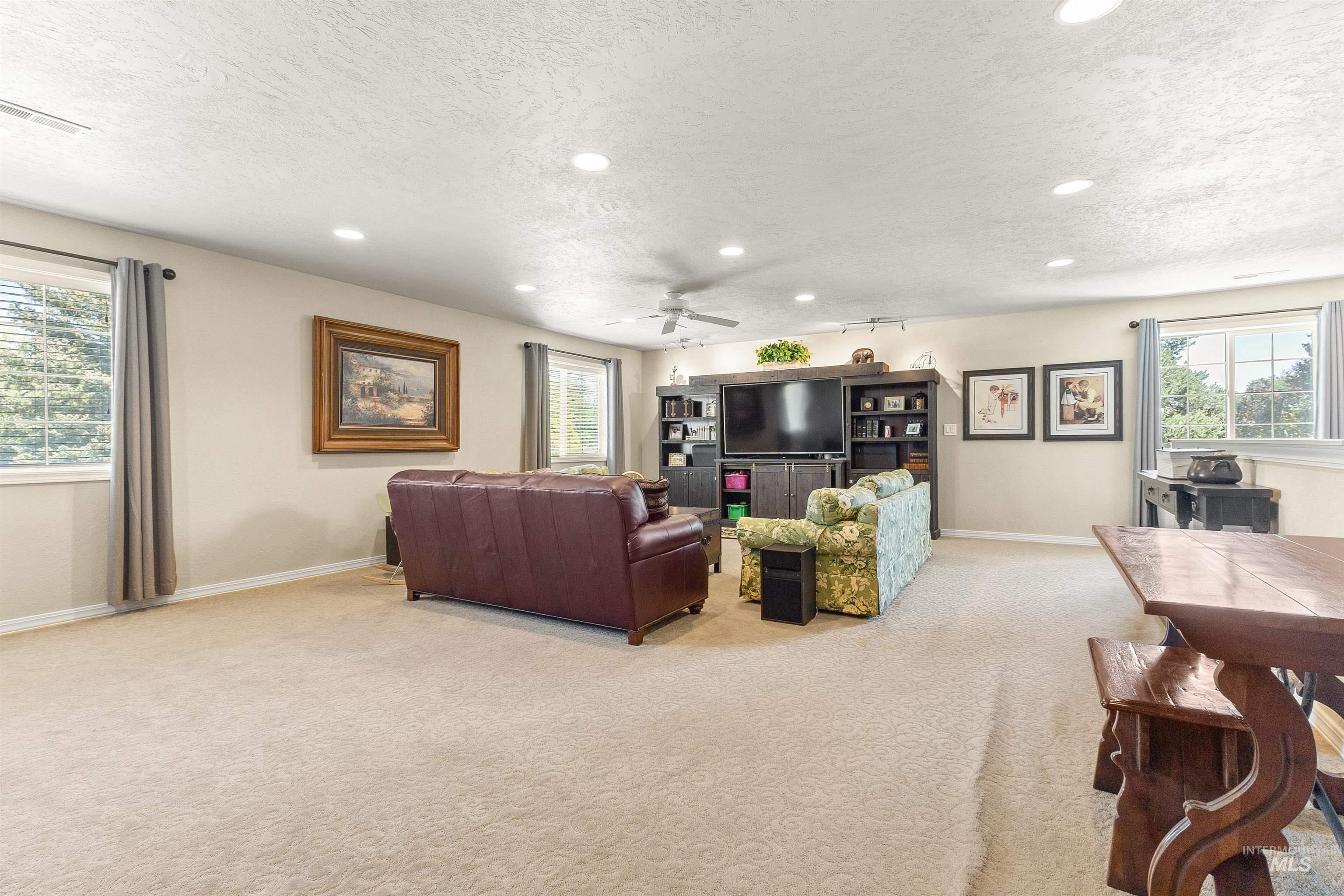 2425 N Redway Road Property Photo 14
