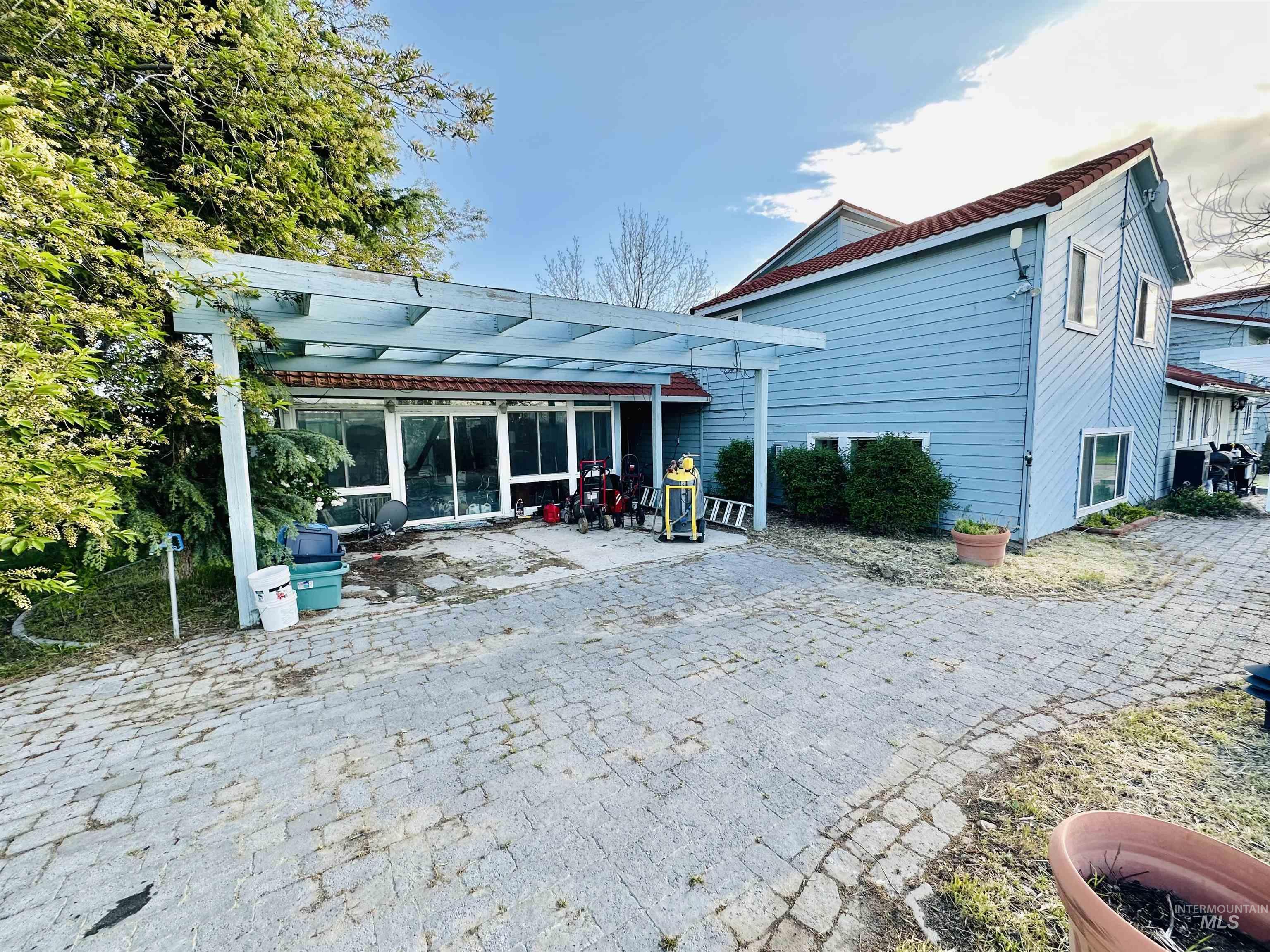 1049 Grand Ave Property Photo 3
