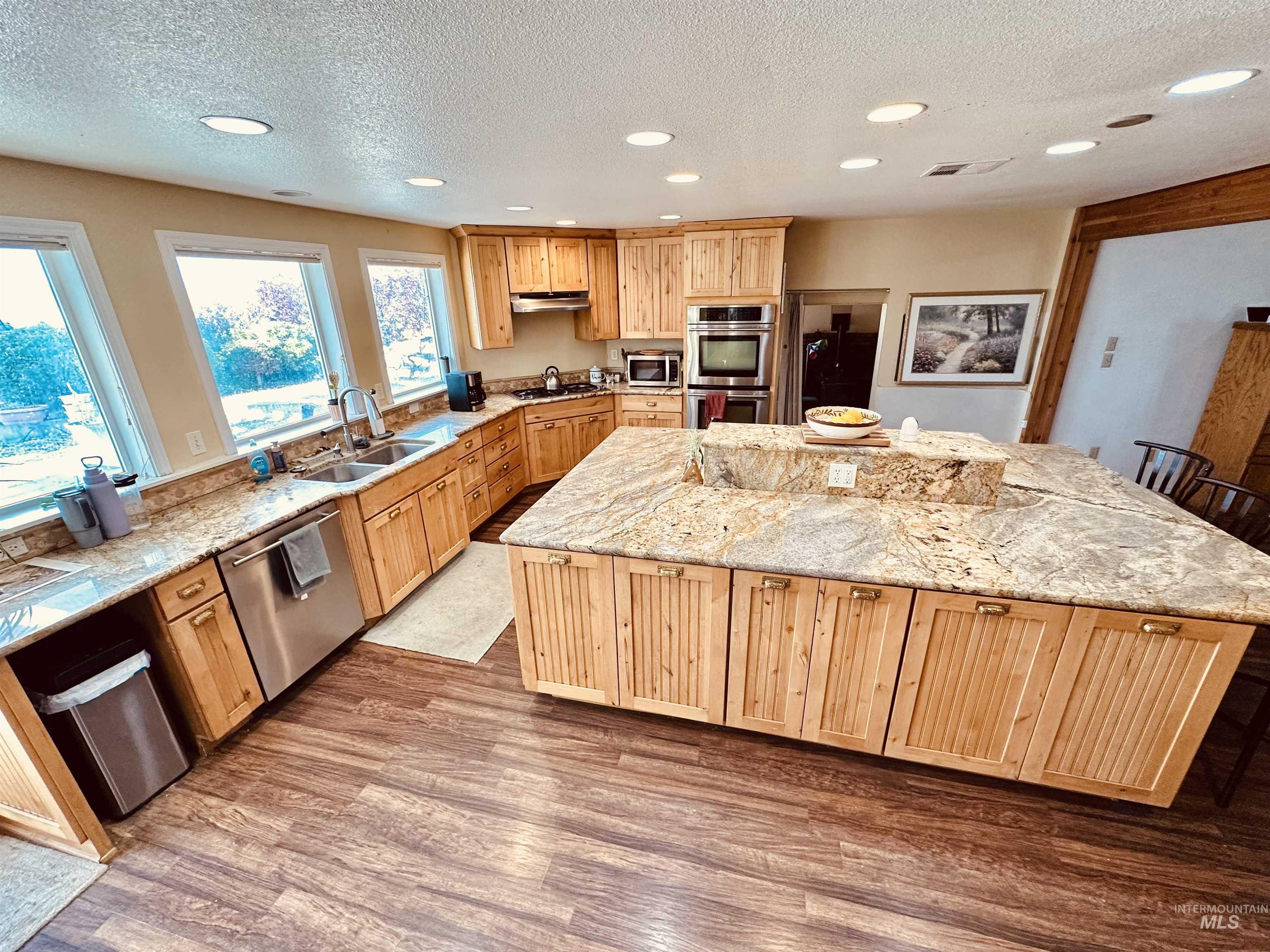 1049 Grand Ave Property Photo 5